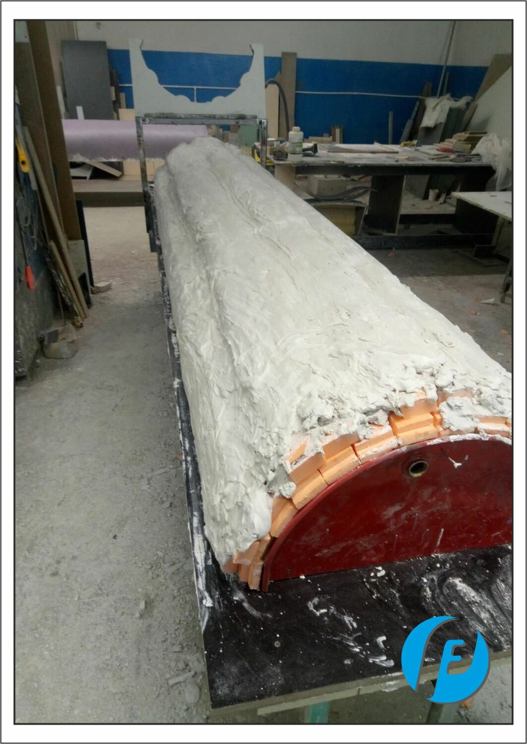 Нанесение первого слоя гипса для модели колонны Нанесение первого слоя гипса для будущей гипсовой модели.