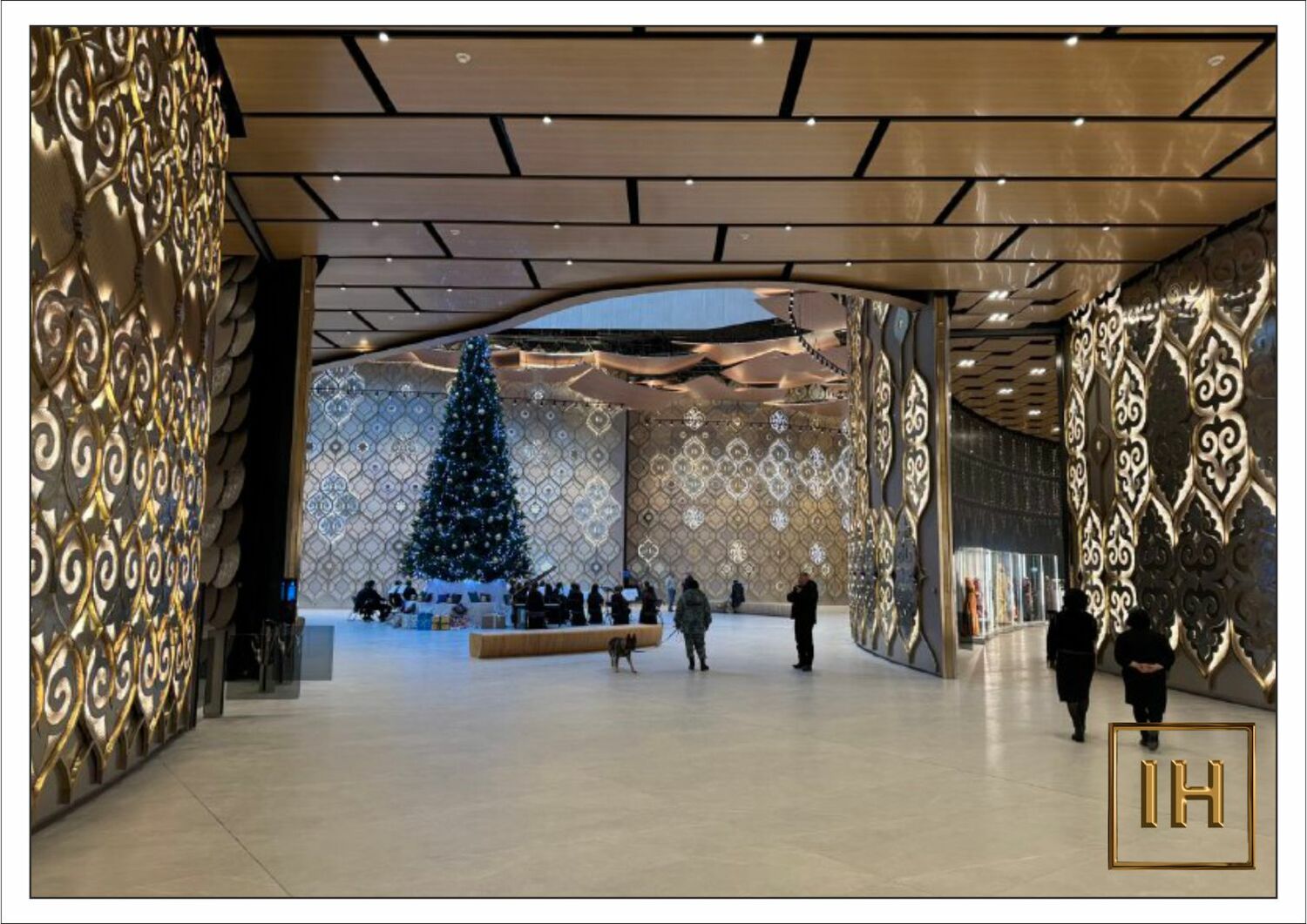 Ритмический ряд панно Перспективный вид вдоль ряда золотых панно, создающий ощущение бесконечного ритма в фойе театра.