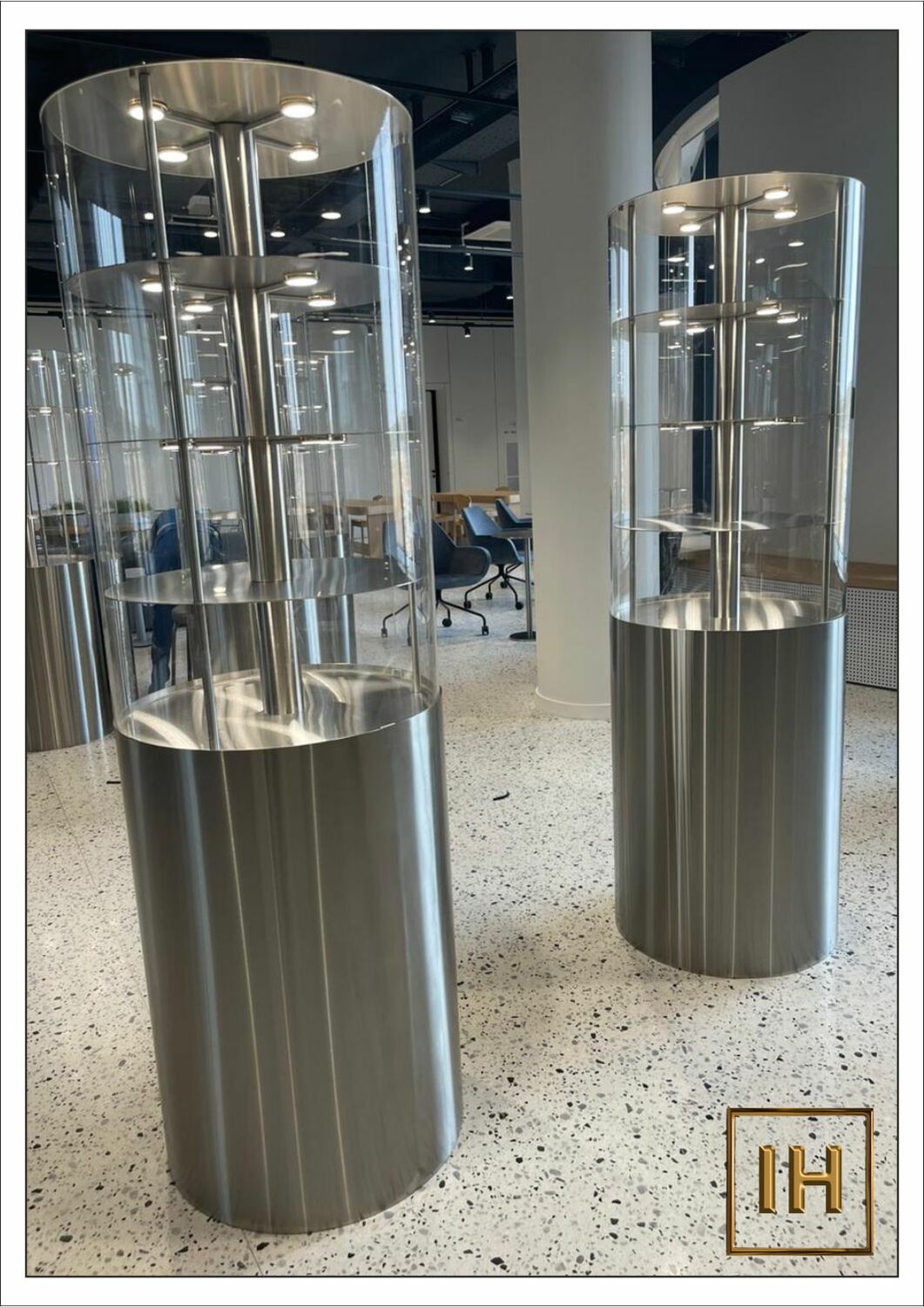 Серия выставочных витрин Две идентичные витрины из нержавеющей стали, образующие единую выставочную линию.