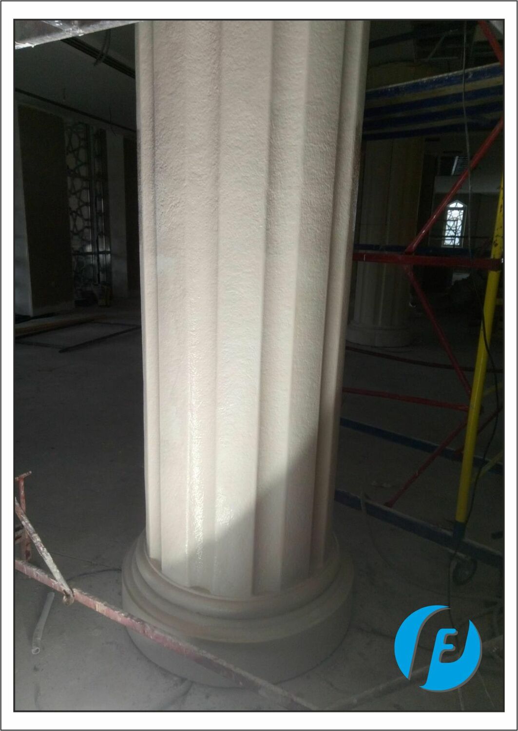 Колонна после окраски Готовая колонна после финишной художественной окраски с эффектом гранита в интерьере отеля.