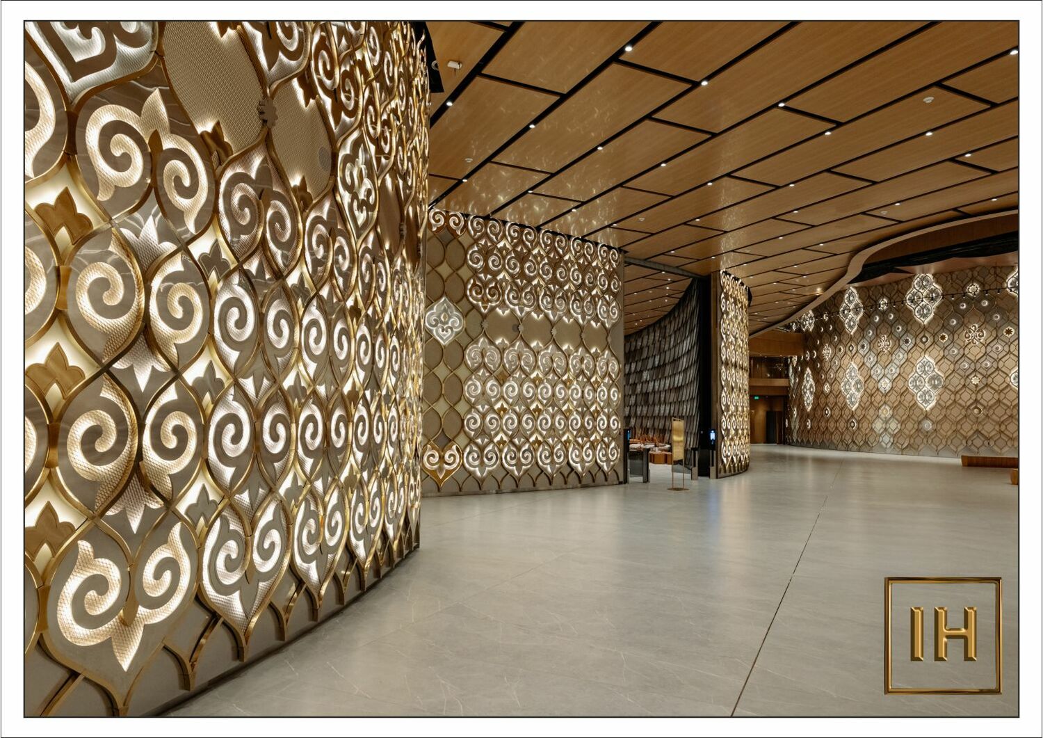 Зонирование зала панно Пространство Универсального зала, элегантно разделенное ажурными золотистыми панно.