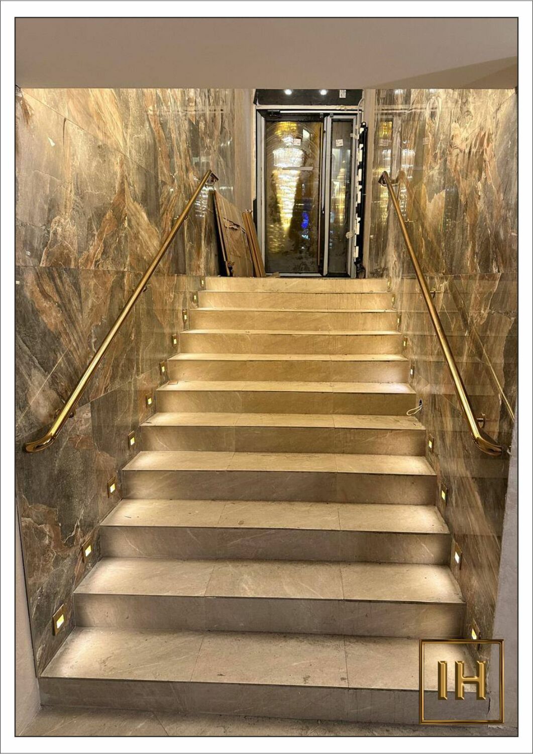 Художественные панно из нержавеющей стали со встроенной диодной подсветкой в театре Камала, Казань.