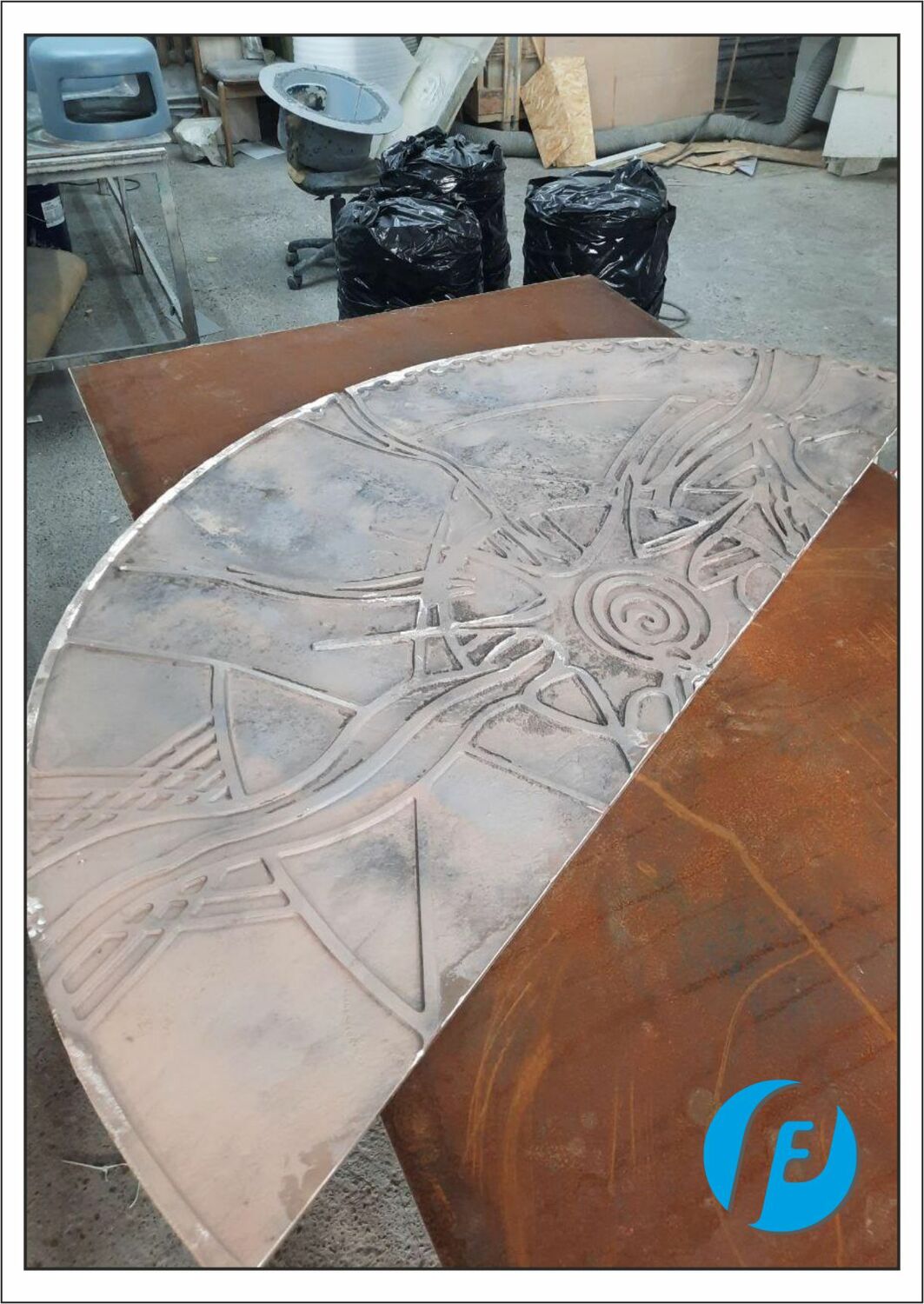 Бронзовая отливка — половина знака Отлитая из бронзы половина знака «Нулевой километр» после извлечения из формы.