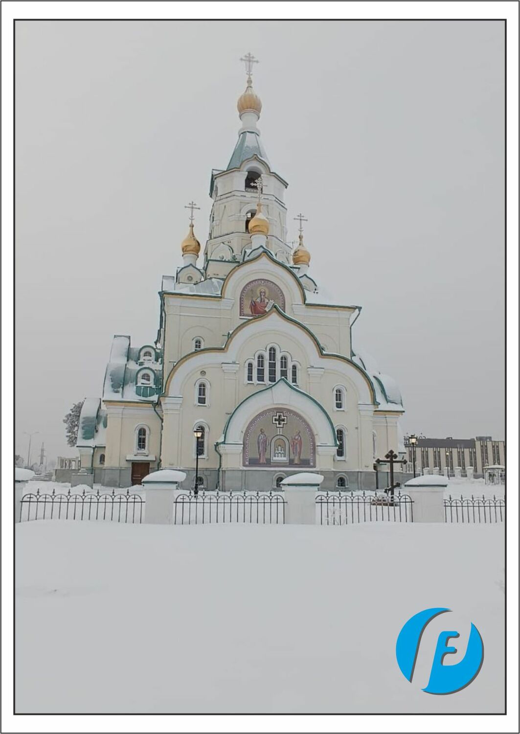 Тыльная часть храма — архитектурный декор Задний фасад храма святой Татианы в Когалыме с белыми бетонными элементами: колонны, карнизы, обрамления окон и радиусные своды.