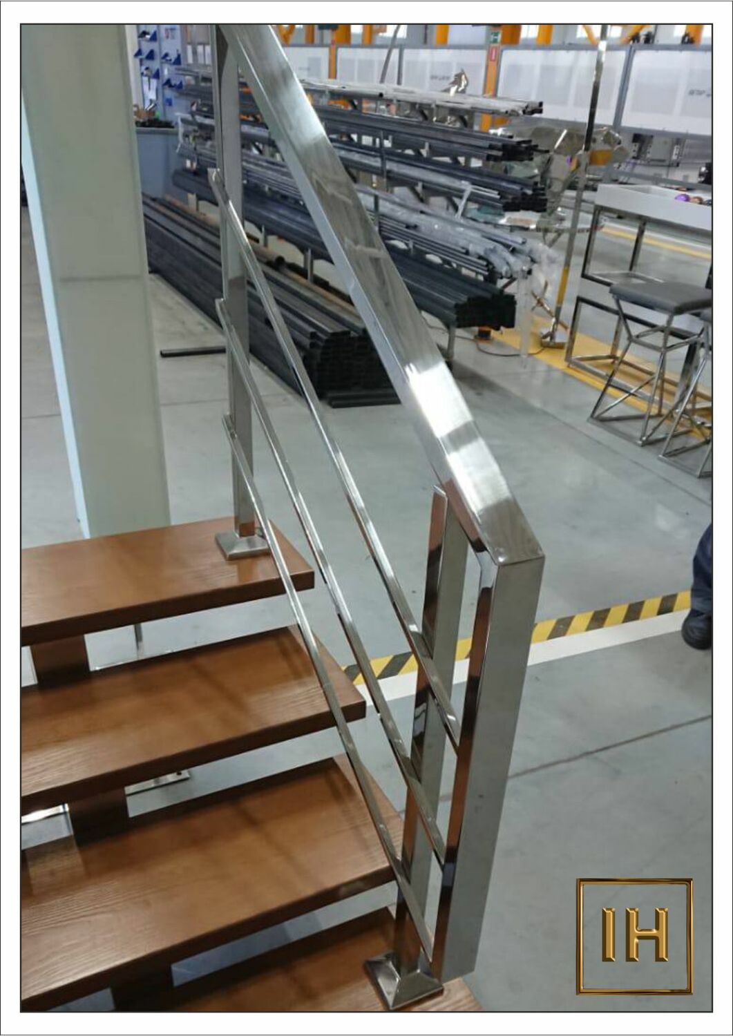 Перспективный вид вдоль ряда золотых панно, создающий ощущение бесконечного ритма в фойе театра.