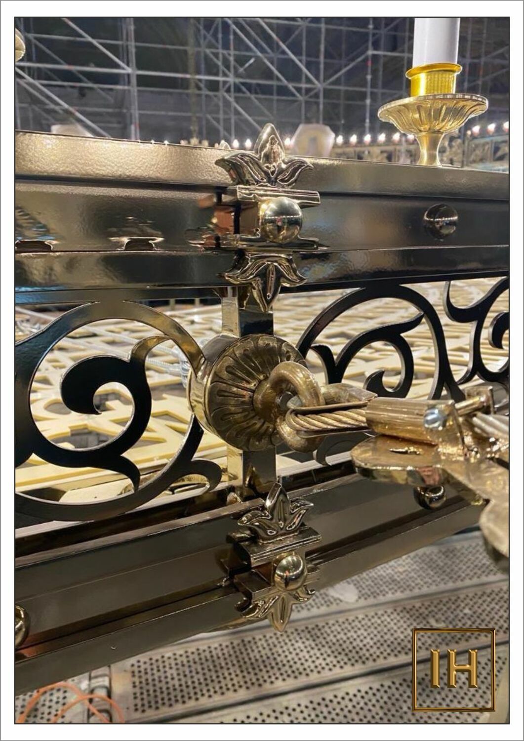 Детали ковки и подвеса паникадила Деталь художественной ковки и цепного подвеса центрального паникадила в белградском храме.