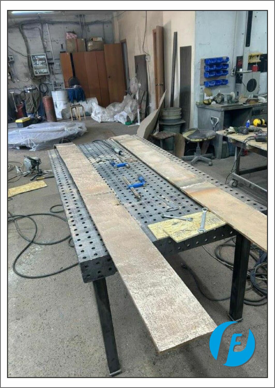 Сварка и обработка бронзовых вставок Этап производства: сварка и механическая обработка бронзовых радиусных полос для вставки в мрамор.