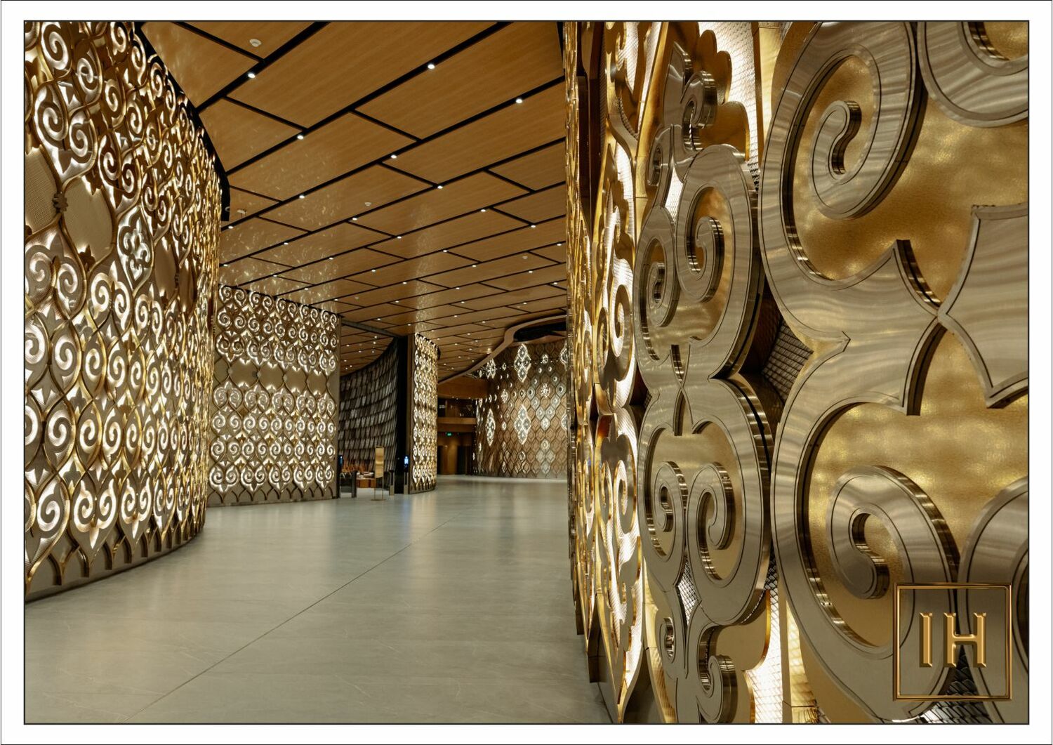 Стыковка сегментов панели Место соединения сегментов художественного панно из нержавеющей стали с покрытием нитрид титана.