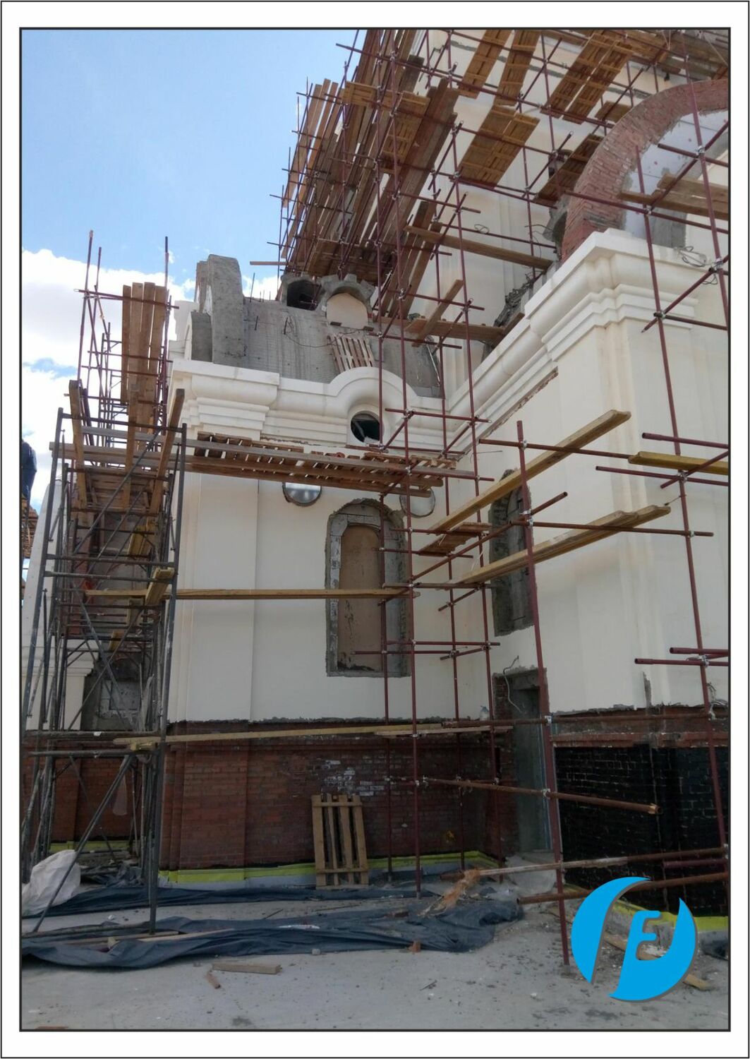 Монтаж декора Высотные работы по установке декоративных элементов на крыше. Все смонтированные белые детали стыкуются в единую систему.