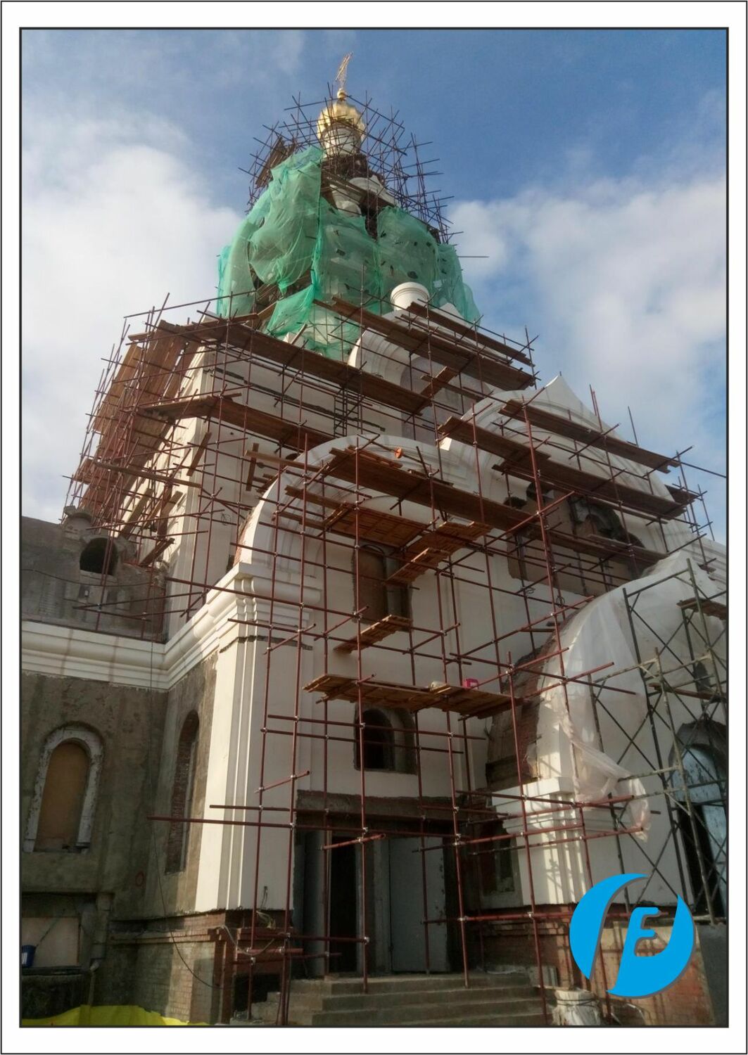 Установка радиусных элементов Монтаж крупных радиусных элементов из белого бетона на фасаде храма