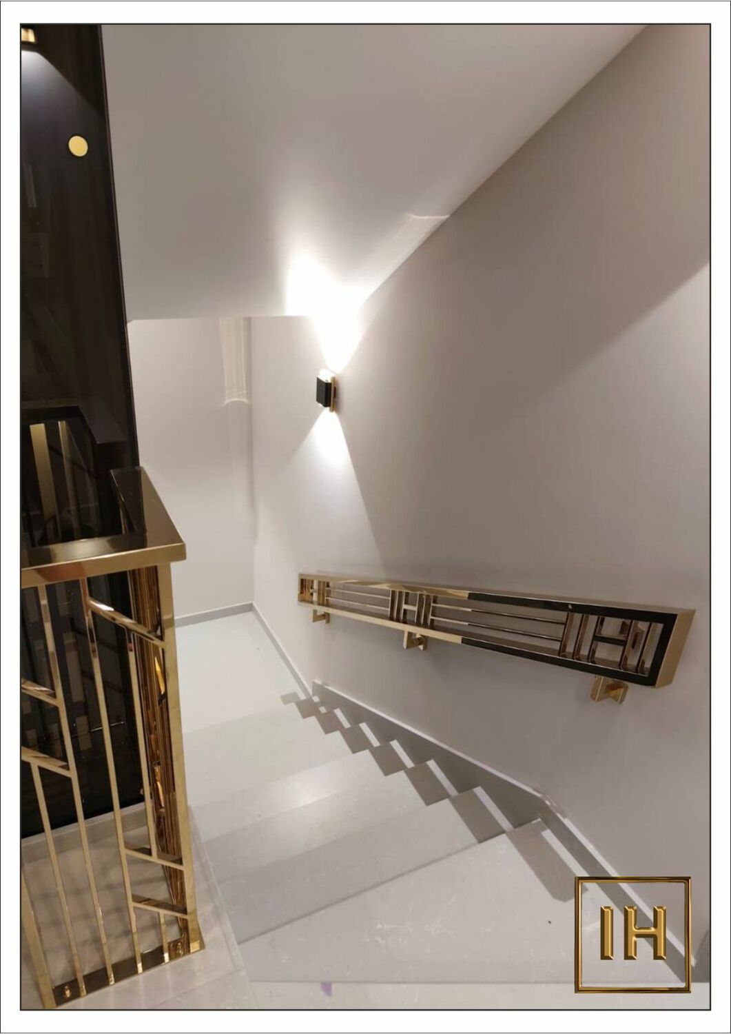 15 золотистых панно-лепестков из нержавеющей стали с покрытием нитрид титана в фойе театра Камала, Казань.