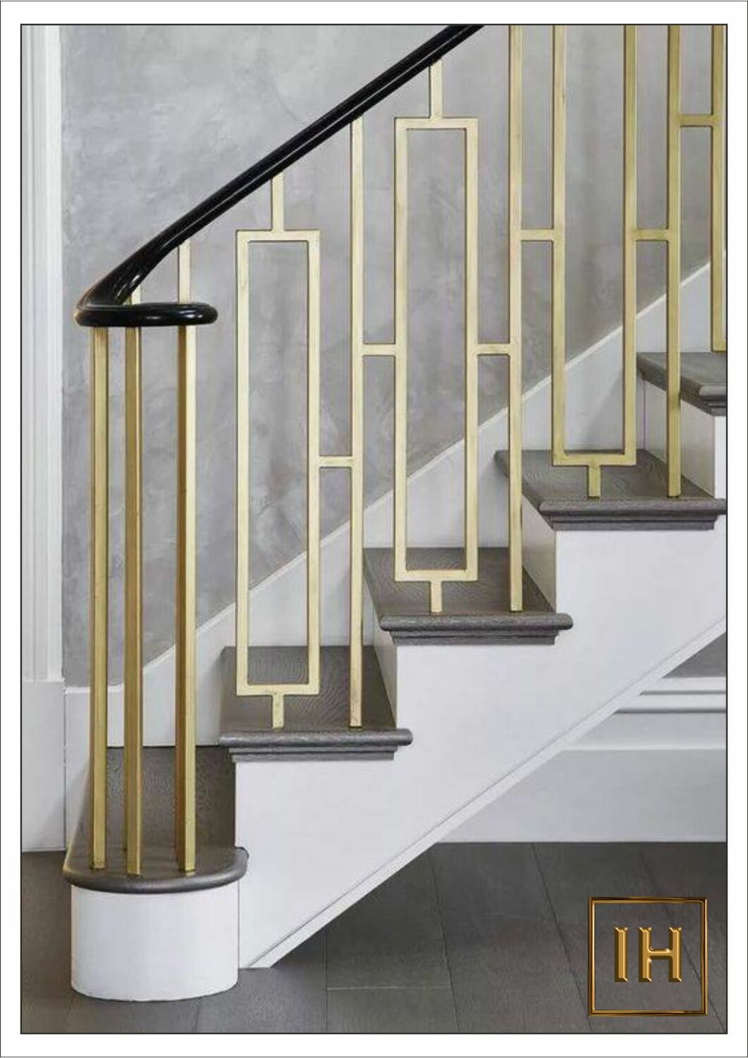 Оркестр, репетирующий среди монументальных золотых панно в фойе театра Галиаскара Камала.