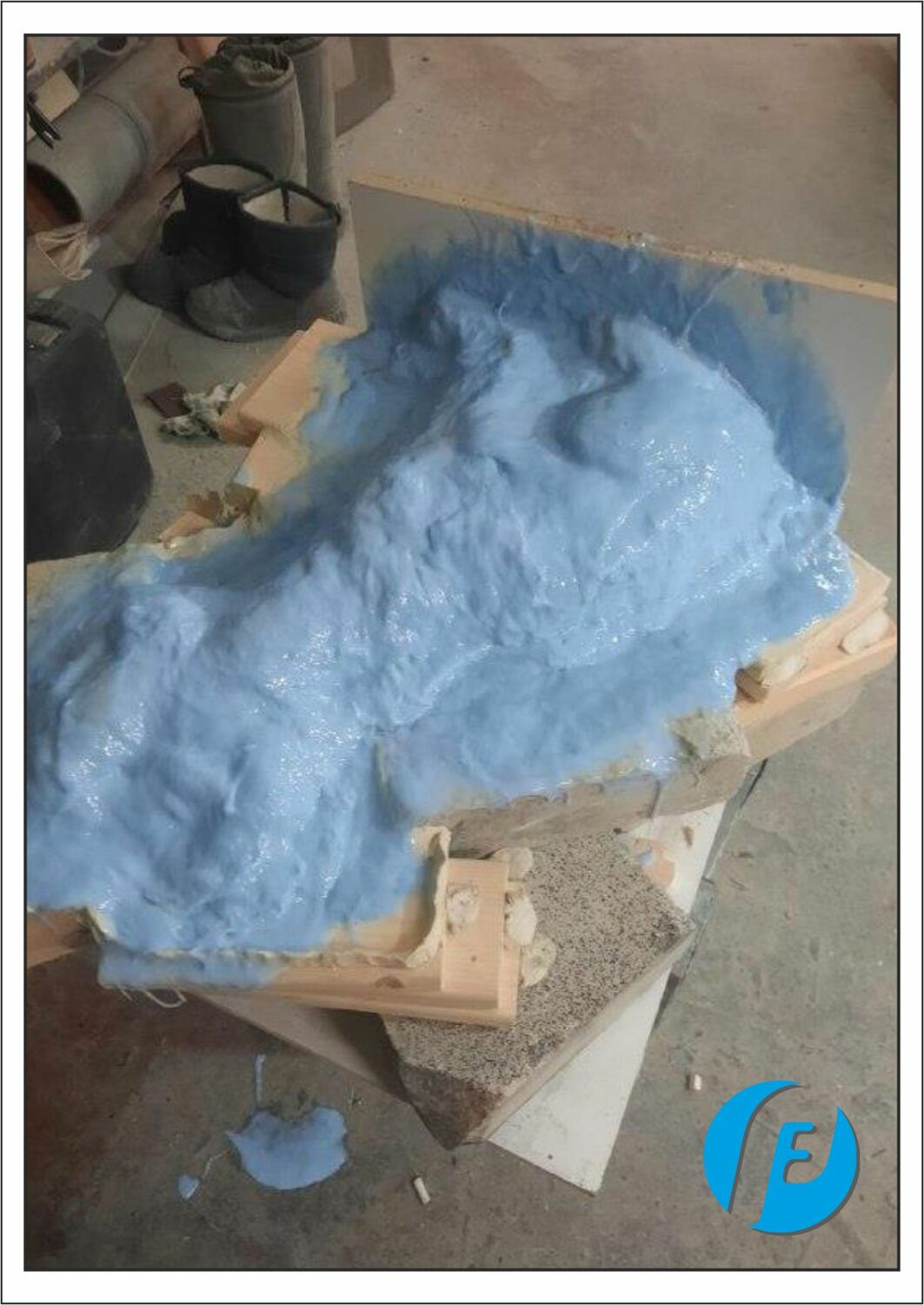 Изготовление силиконовой формы Технологический этап создания эластичной силиконовой формы для литья бронзовой скульптуры собаки.