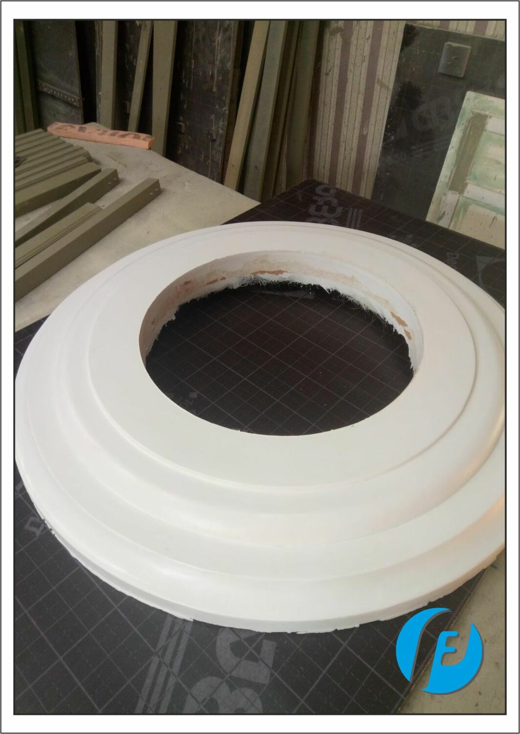 Модель обрамления люкарны Сложная сборная гипсовая модель декоративного обрамления слухового окна (люкарны) для крыши храма.