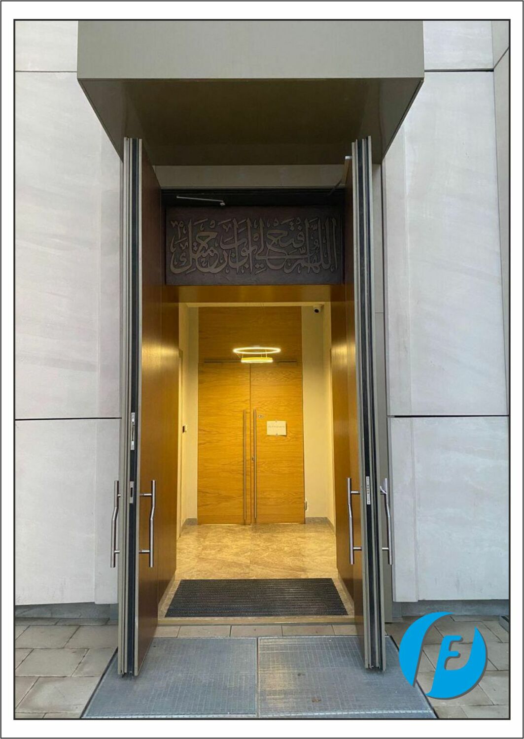 Главный вход мечети с бронзовым шамаилем Главный вход Соборной мечети Альметьевска с установленной над ним бронзовой доской-шамаилем.