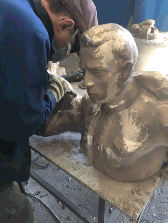 Профессиональная обработка сегмента бронзовой скульптуры — мастер проводит финишную обработку отливки, удаляя литники и шлифуя поверхность для создания идеально гладкой текстуры.