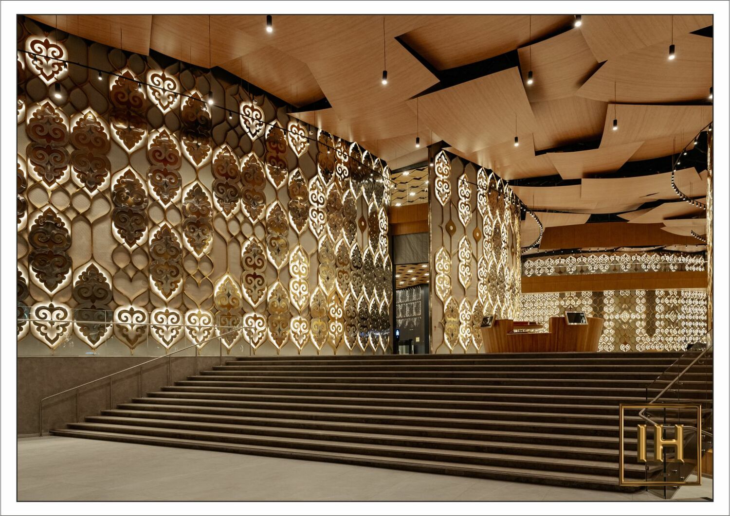 Архитектурная интеграция панно Взаимодействие золотых художественных панно с лестницами и балконами фойе театра Камала.