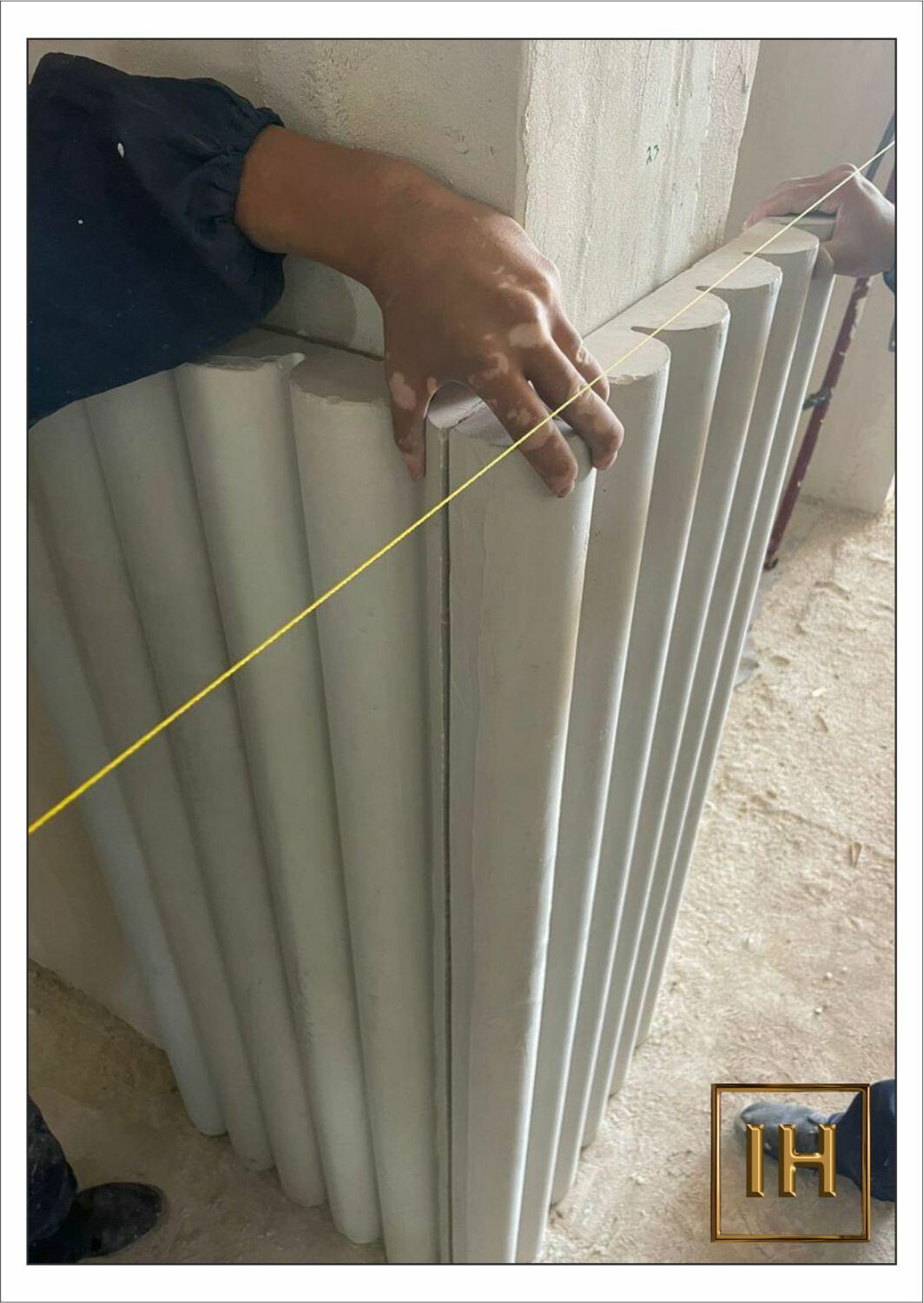 Профессиональная подгонка и стыковка гипсовых 3D панелей на углу помещения	