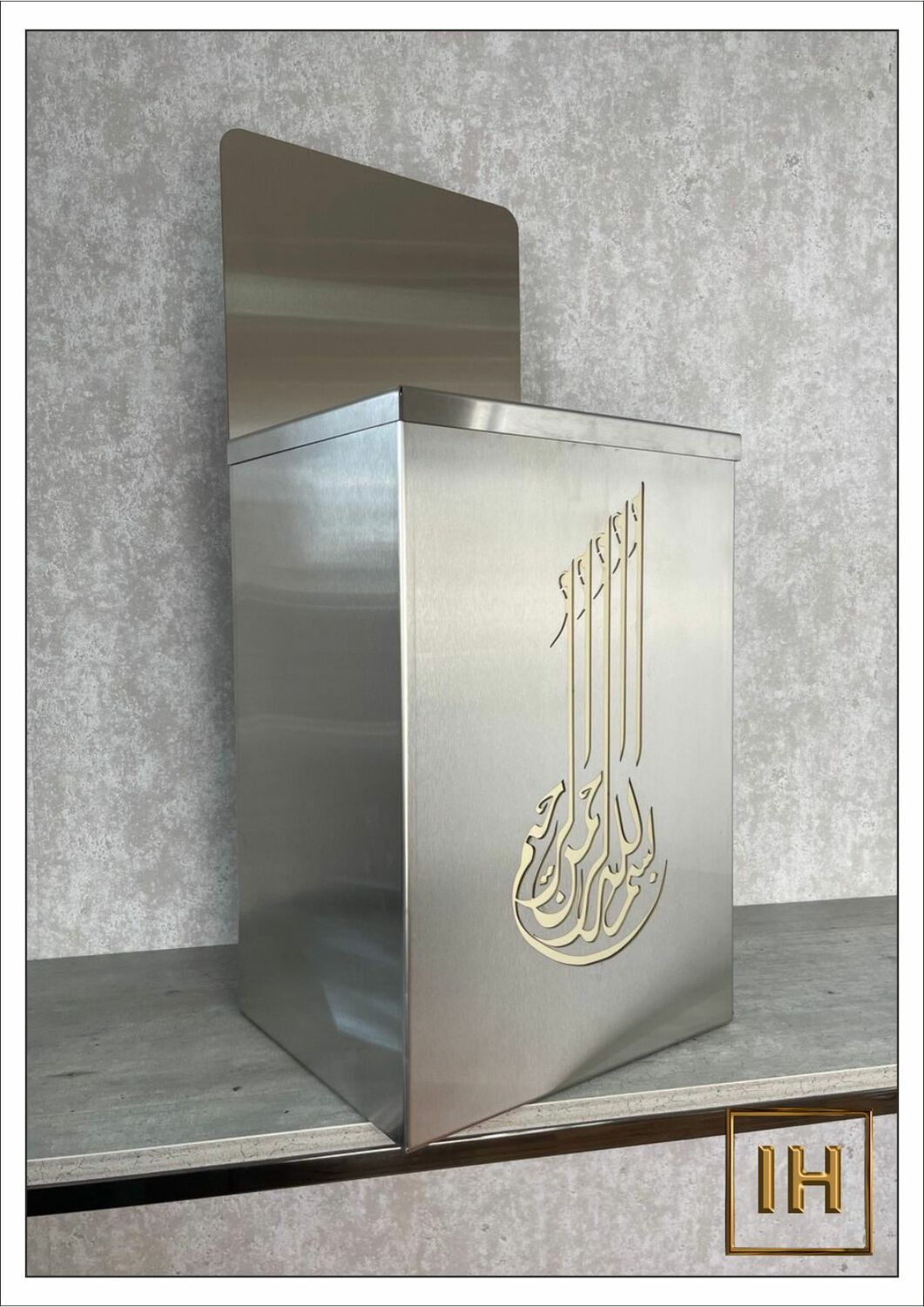 Ящик для пожертвований из нержавейки Крупный план ящика для пожертвований (садка) из нержавеющей стали для мечети.