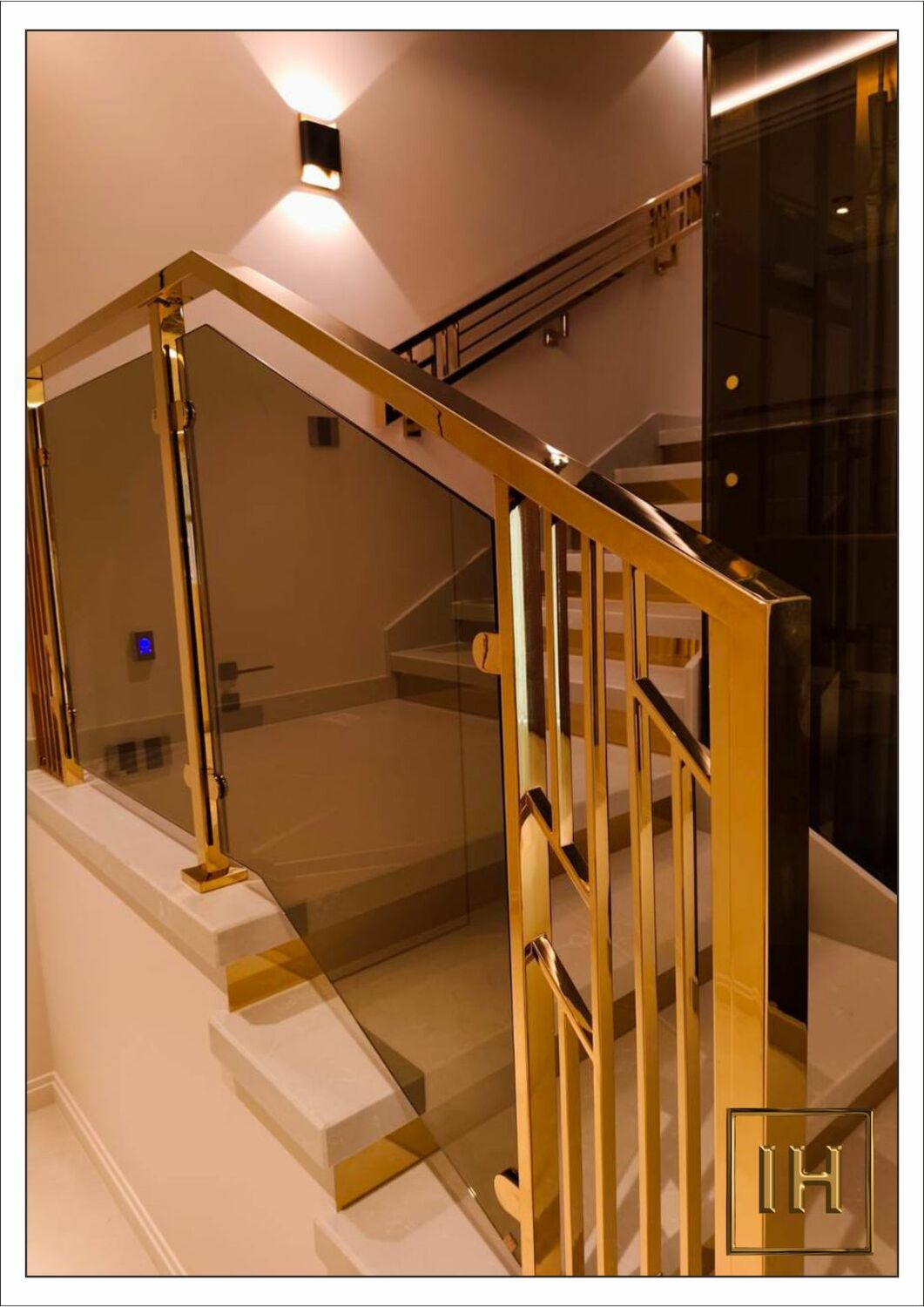 Взаимодействие золотых художественных панно с лестницами и балконами фойе театра Камала.