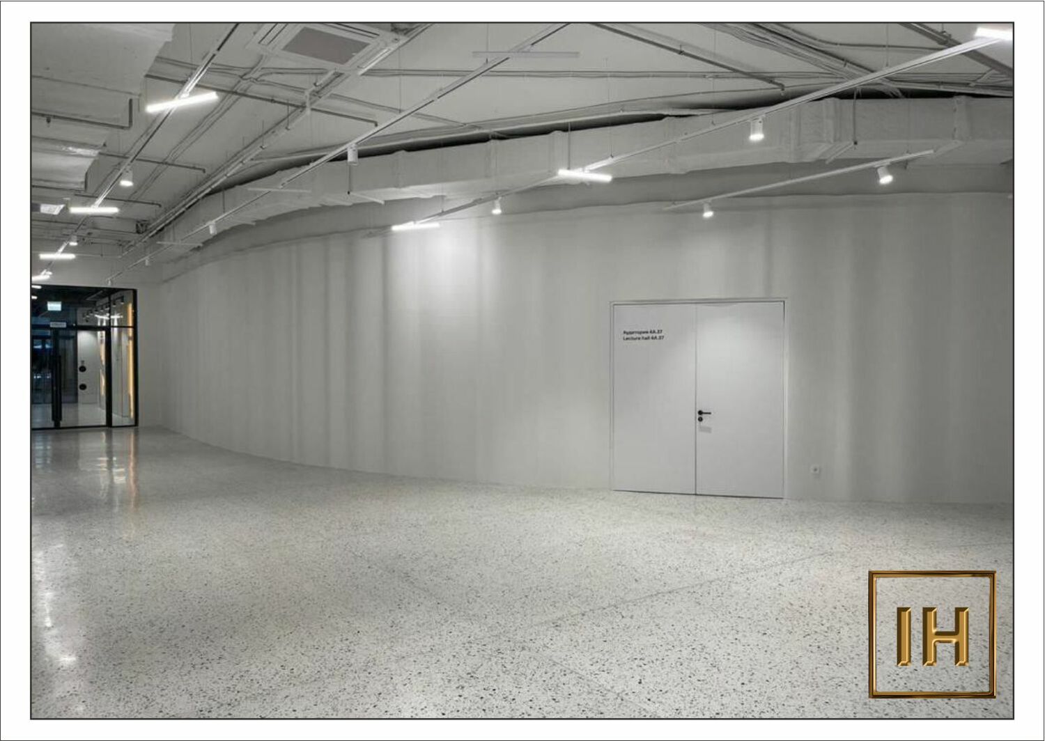 Гипсовые 3D панели с волнообразным рельефом «Волна» в интерьере общественного здания	