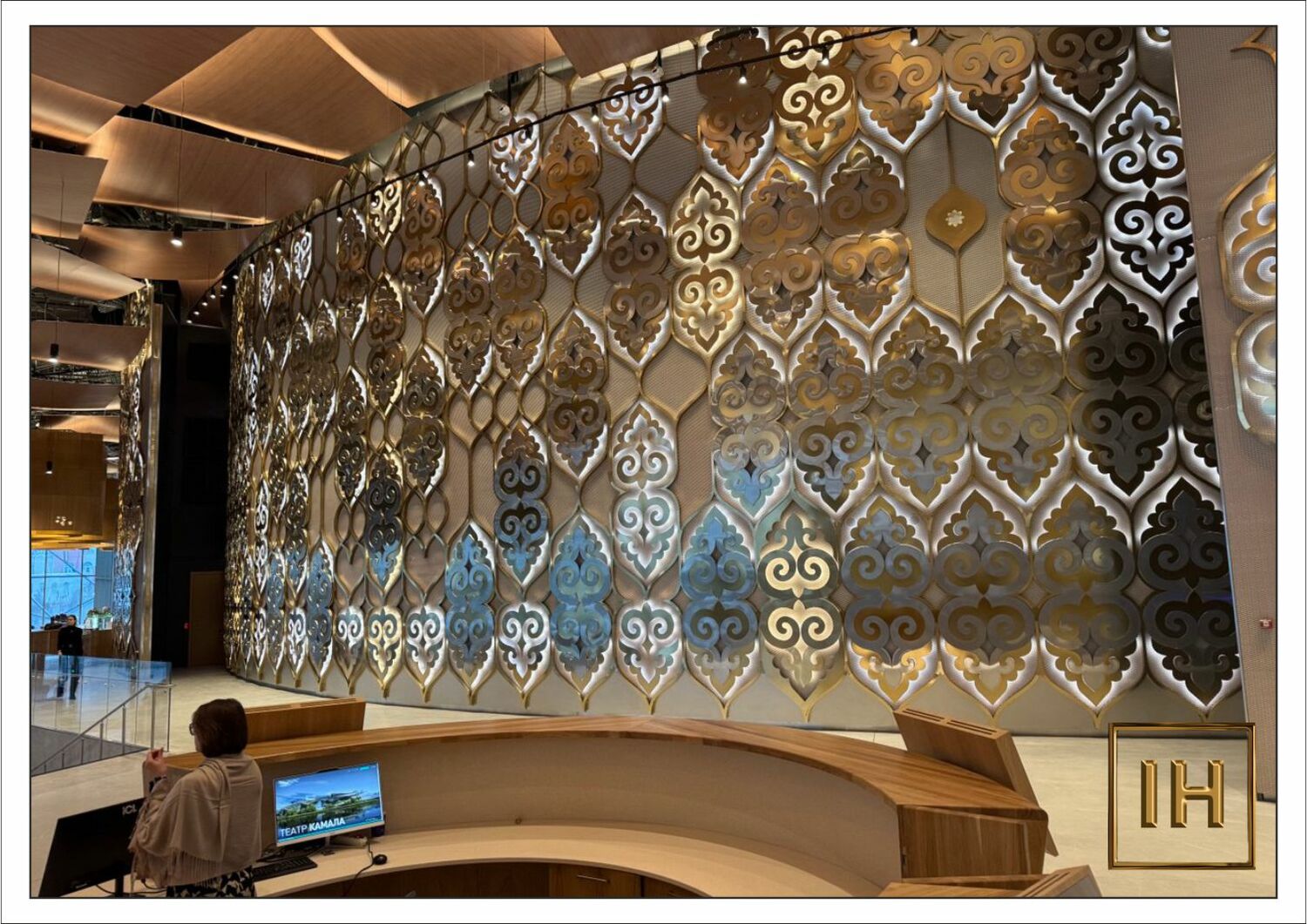Элегантность и глубина покрытия Элегантная геометрия и глубина золотого покрытия нитрида титана на панно в театре Камала.