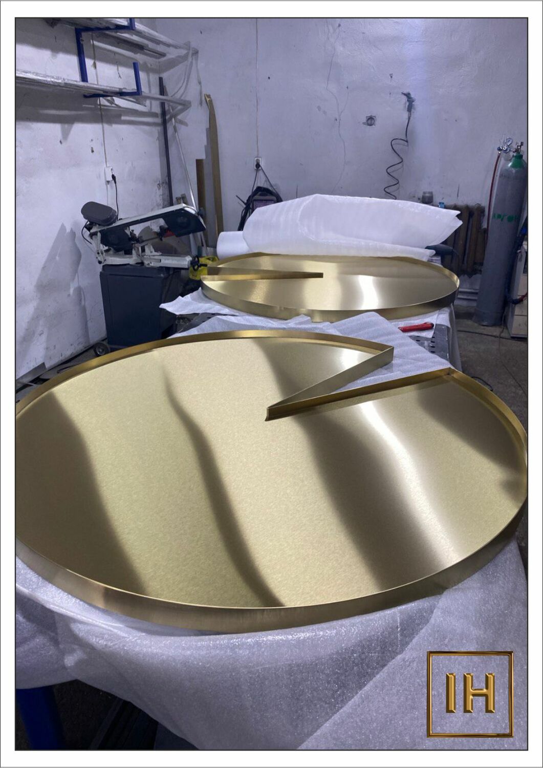 Кувшинки в цеху перед отправкой Партия кувшинок из нержавеющей стали в цеху перед упаковкой и отправкой заказчику в Москву.