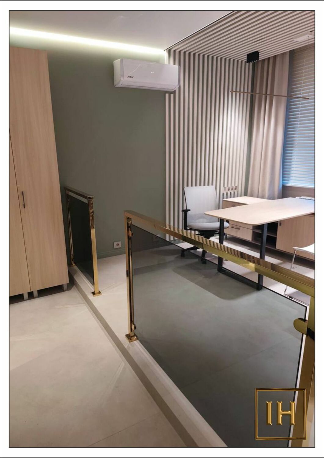 Место соединения сегментов художественного панно из нержавеющей стали с покрытием нитрид титана.