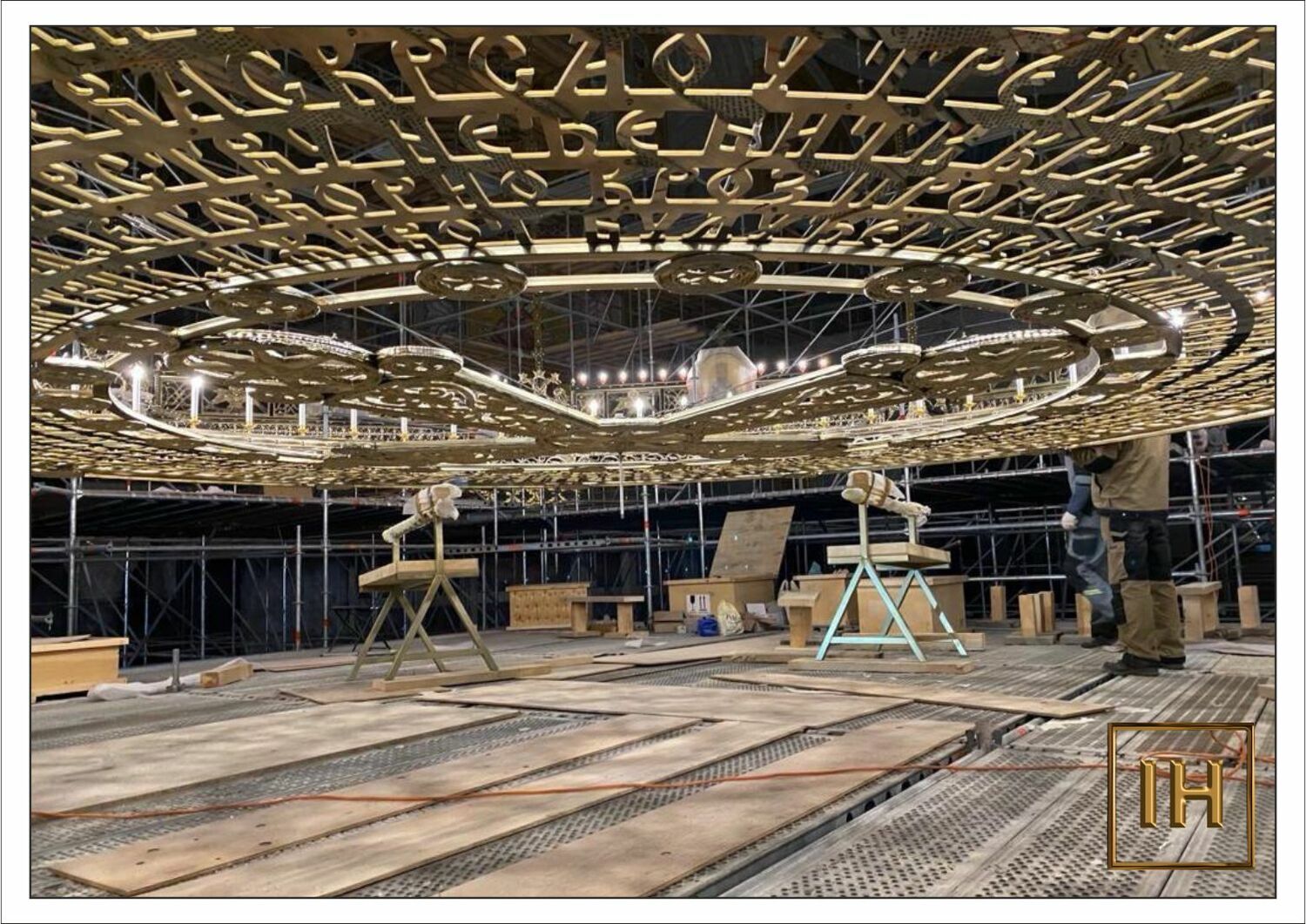 Паникадило под куполом храма Взаимосвязь паникадила с росписями и архитектурой подкупольного пространства храма.