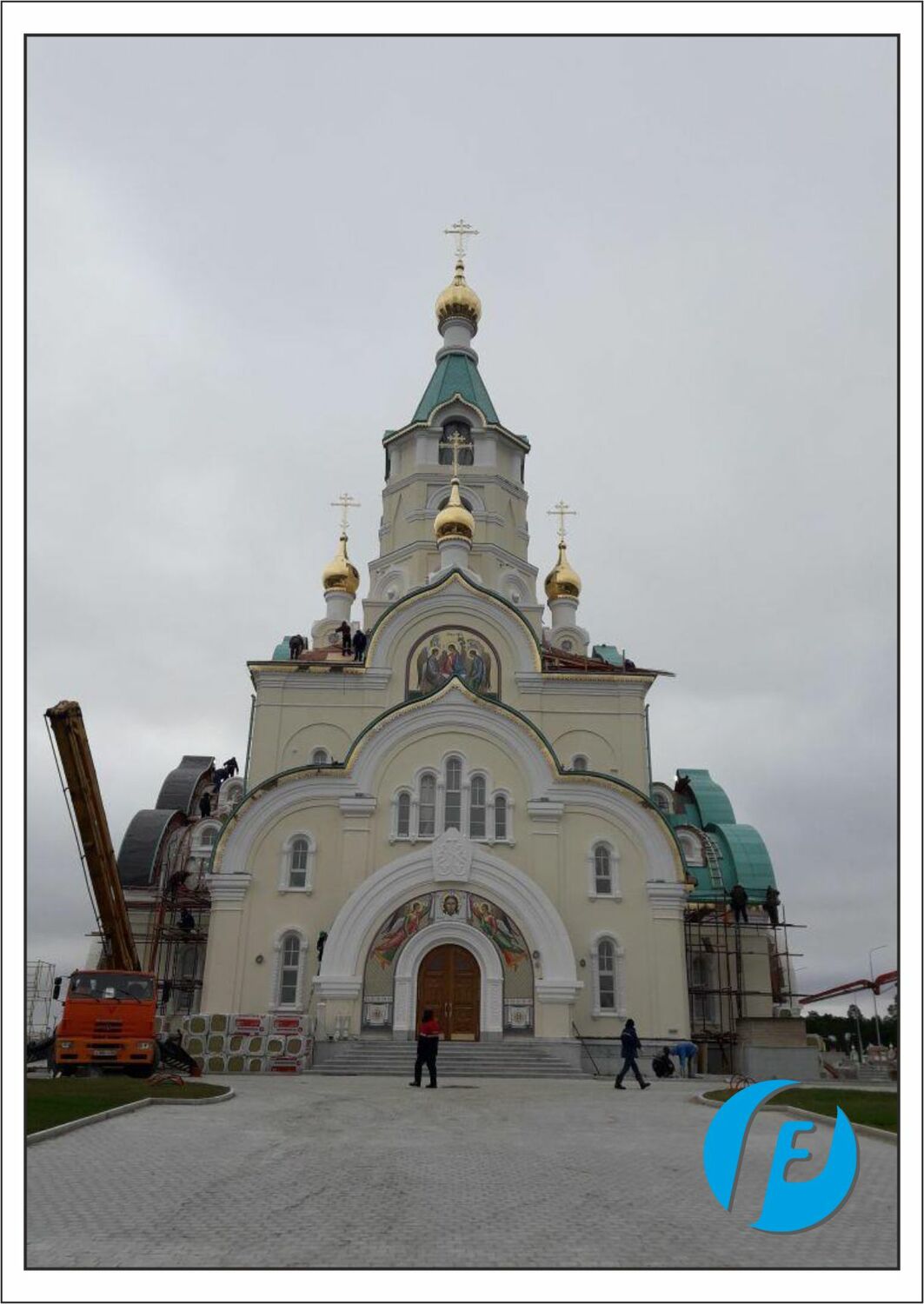 Финальный этап работ Завершенный монтаж фасадного декора из белого бетона на храме в Когалыме