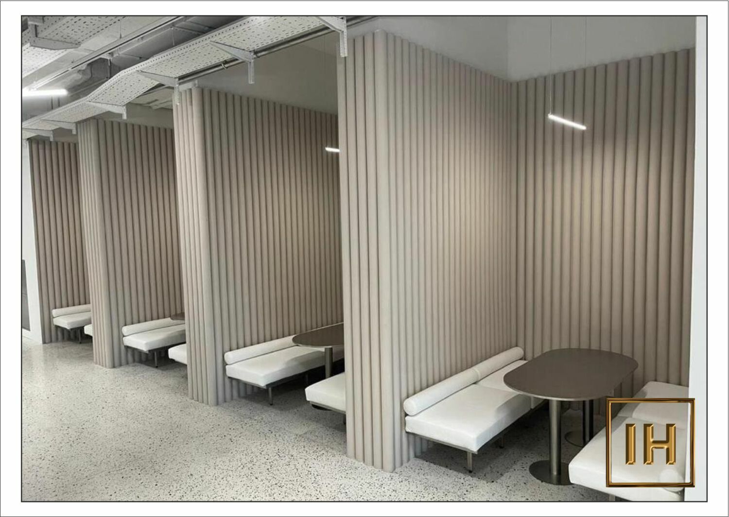 Еще один вид интерьера с 3D панелями «Нефтяные трубы» в учебном корпусе в Альметьевске	