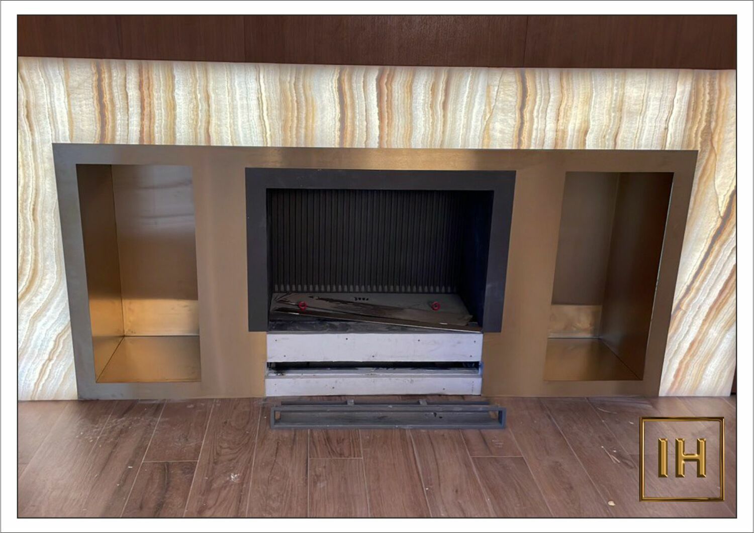 декоративный камин с нержавеющей сталью в интерьере