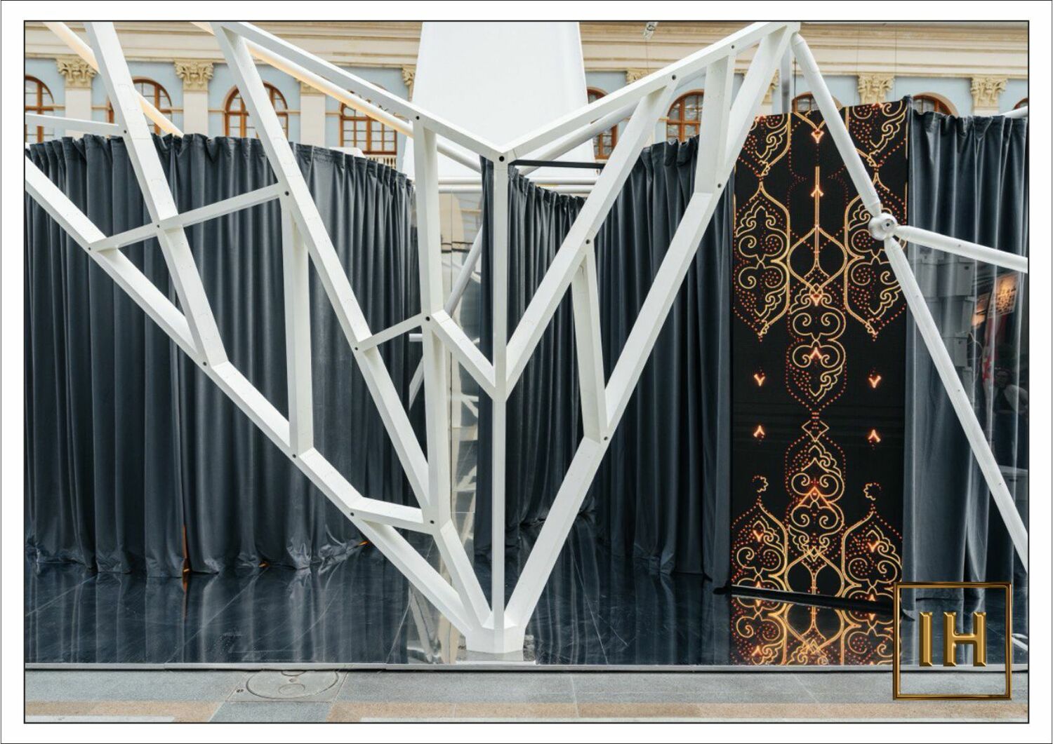 Один из сегментов конструкции Интегрированная система освещения и мебели в стенде на Арх Москве