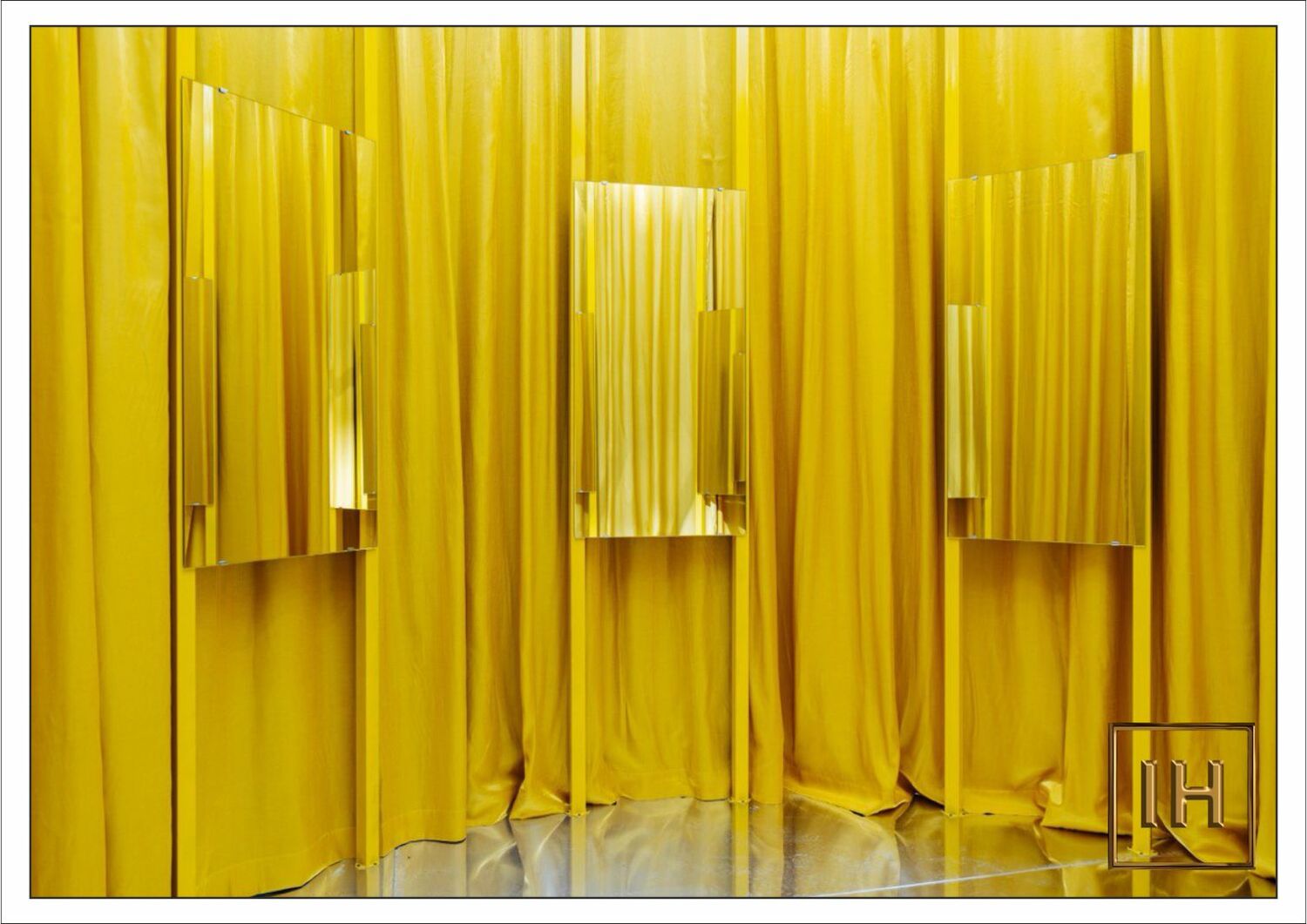 Живая атмосфера за счет света и отражения Общий вид стенда Арх Москва в работе