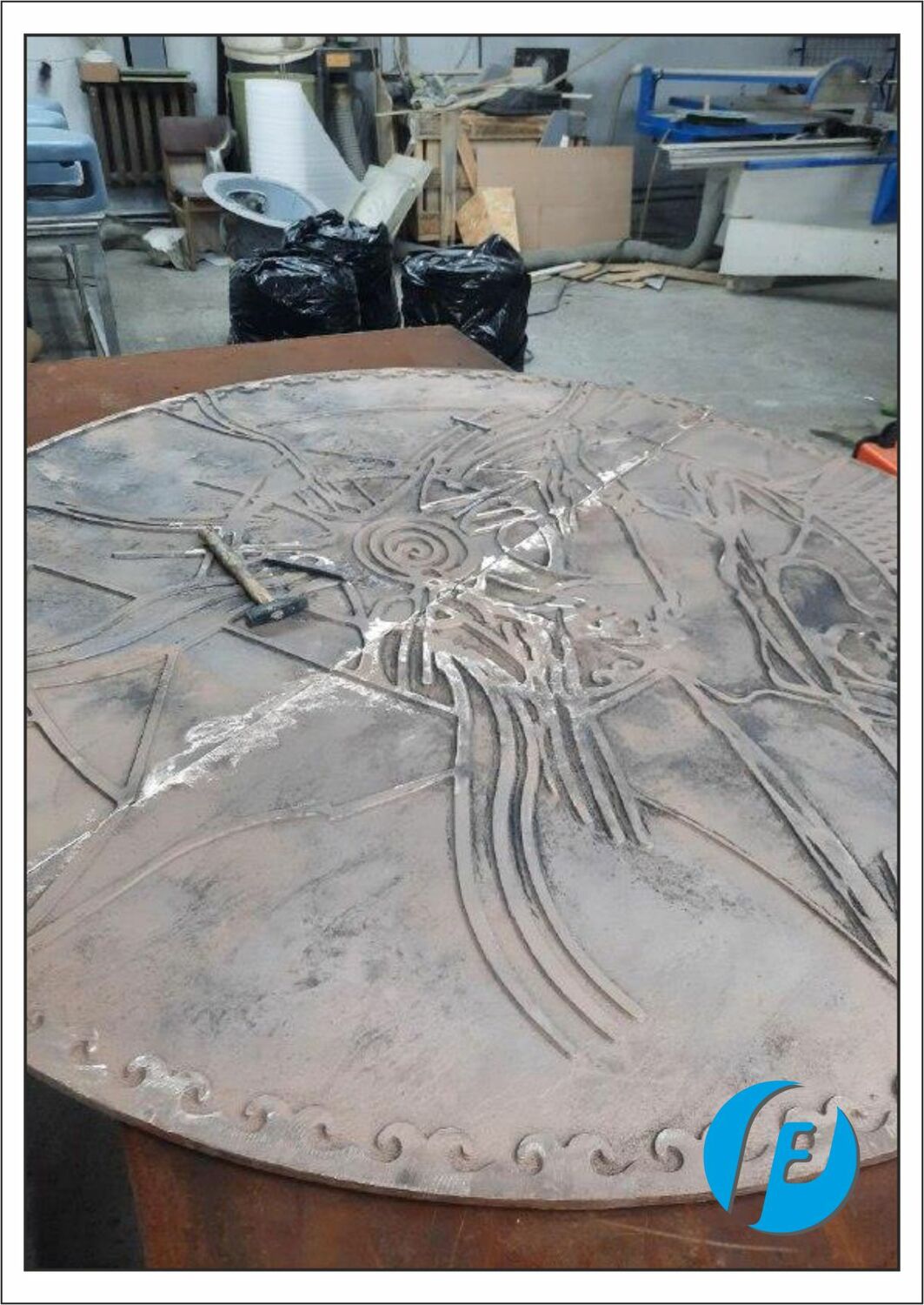 Два бронзовых сегмента нулевого километра, точно соединенные перед аргонной сваркой. Подготовка массивных отливок к соединению.