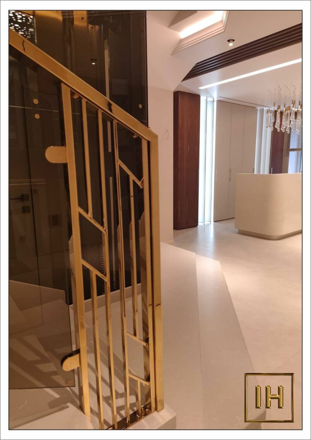 Пространство Универсального зала, элегантно разделенное ажурными золотистыми панно.