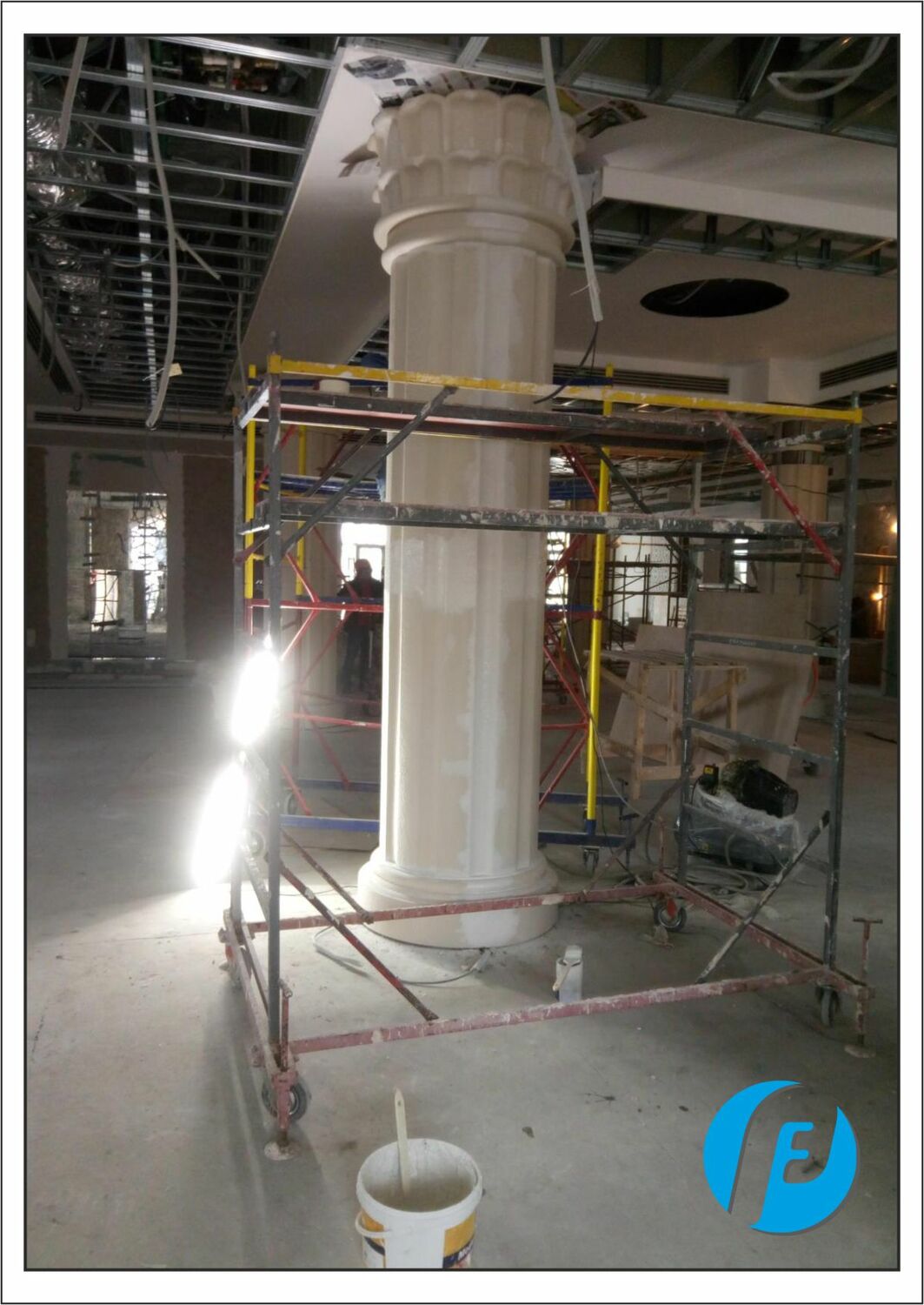 Декоративная композиция из искусственного газона в форме сердец из рук Топиарий в форме сердец из рук