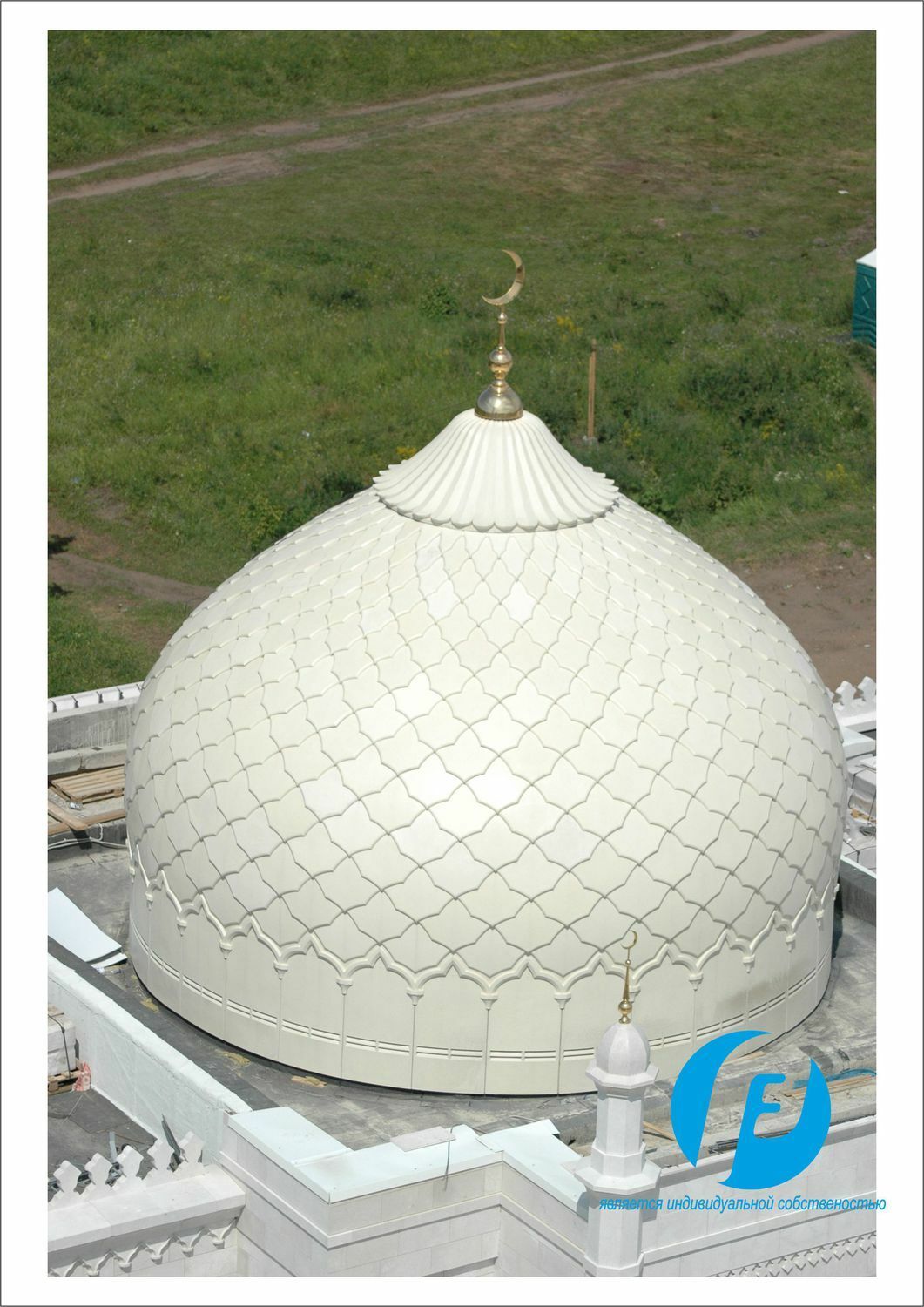 Малый купол Белой мечети в Булгаре из армированного искусственного камня - крупный план с исламским орнаментом