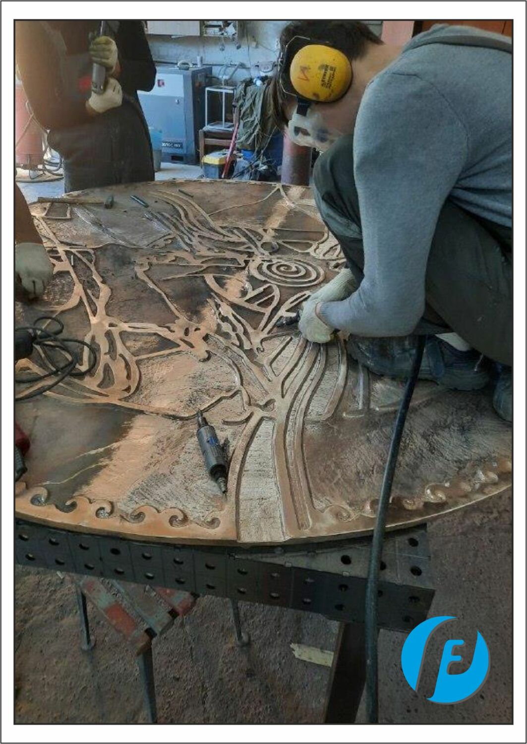 Зачистка сварных швов Механическая зачистка и выравнивание сварных швов на поверхности бронзового знака.