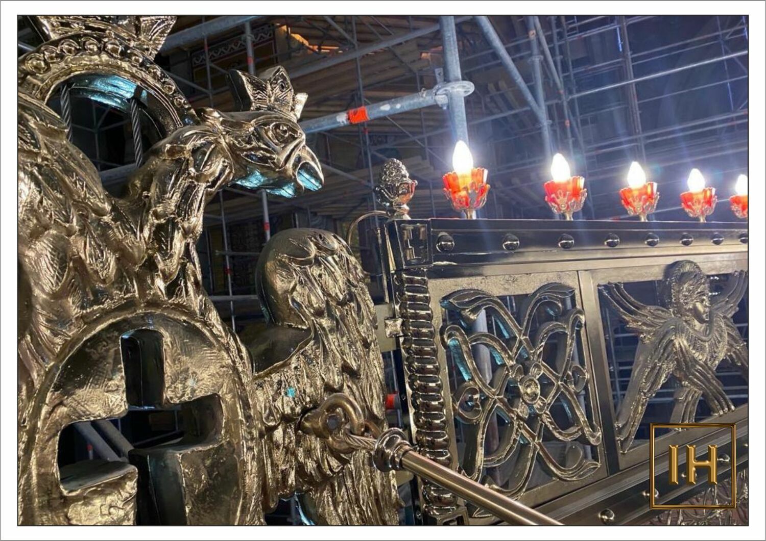 Конструкция центрального паникадила Крупный план металлической конструкции и креплений центрального храмового светильника.