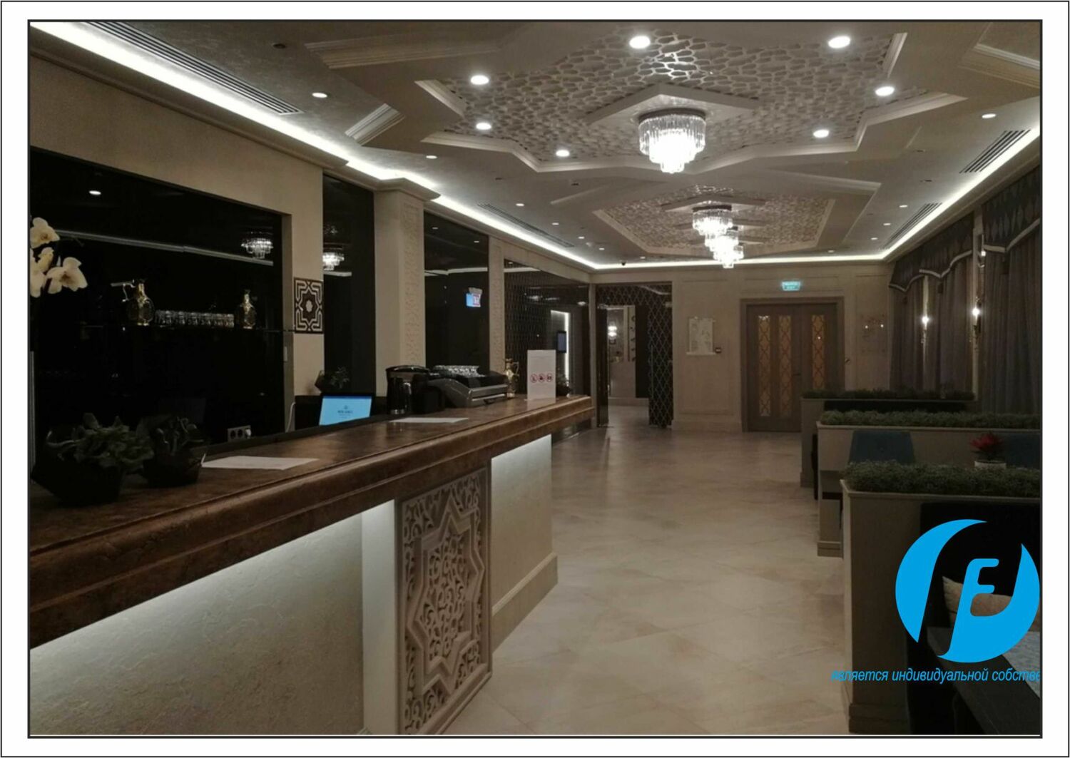 Ресепшен в отеле Kol Gali Готовая стойка ресепшена в интерьере пятизвездочного отеля Kol Gali, отделанная под каменный шпон.