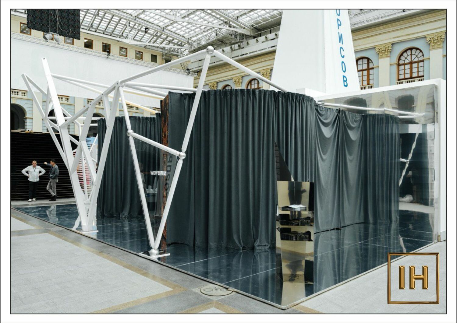 Стенд на Арх Москве 2025 Светлый минималистичный стенд на выставке Арх Москва 2025