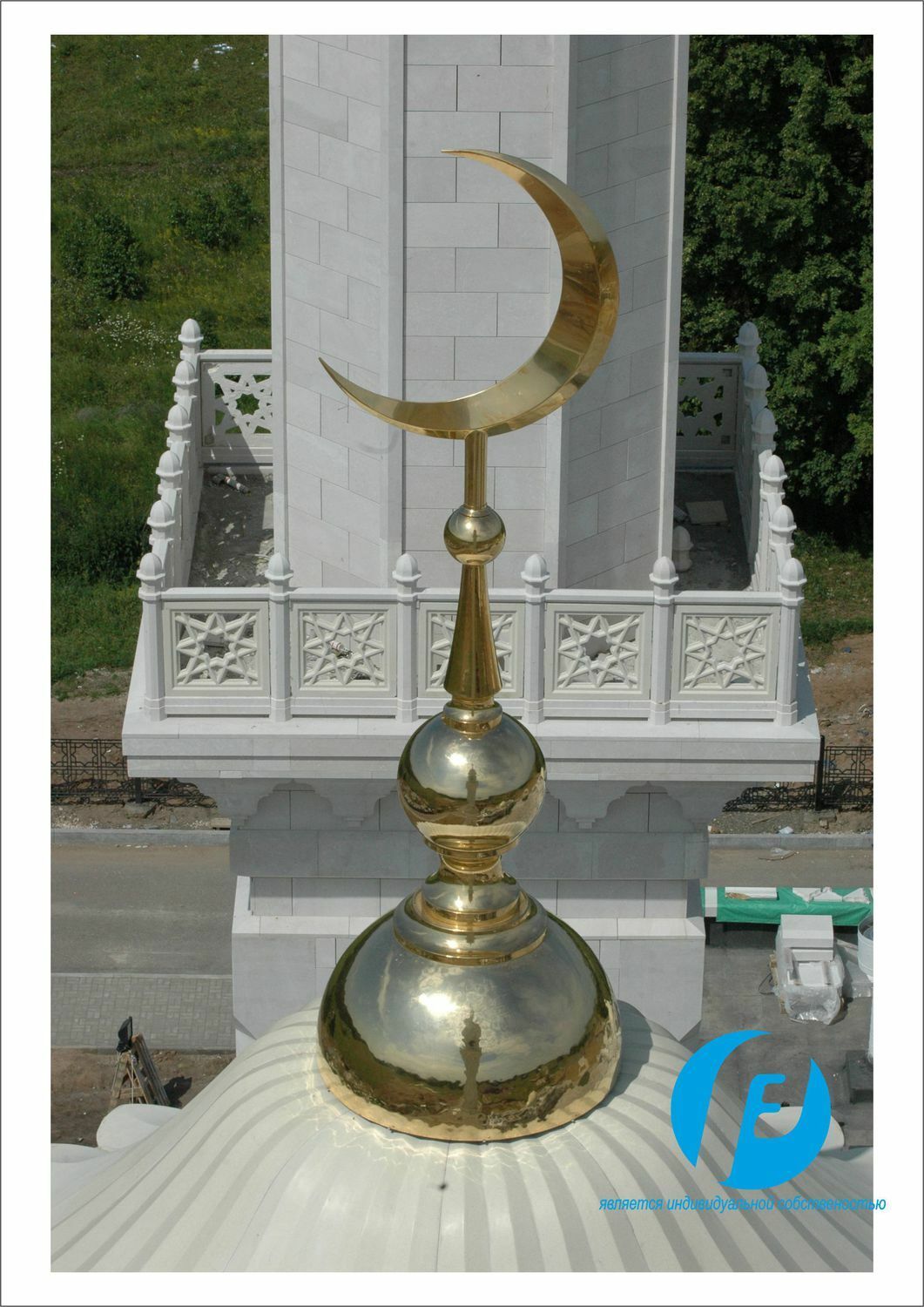 Сквозные решетки минарета Белой мечети в Булгаре с исламским орнаментом из искусственного камня