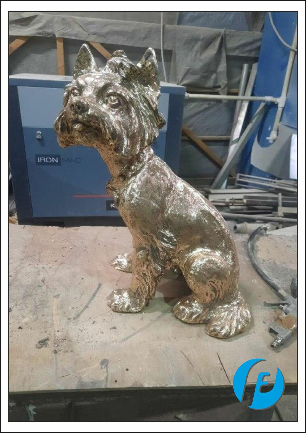 Обработка бронзовой отливки Механическая обработка и шлифовка отлитой из бронзы скульптуры собаки после удаления литников.