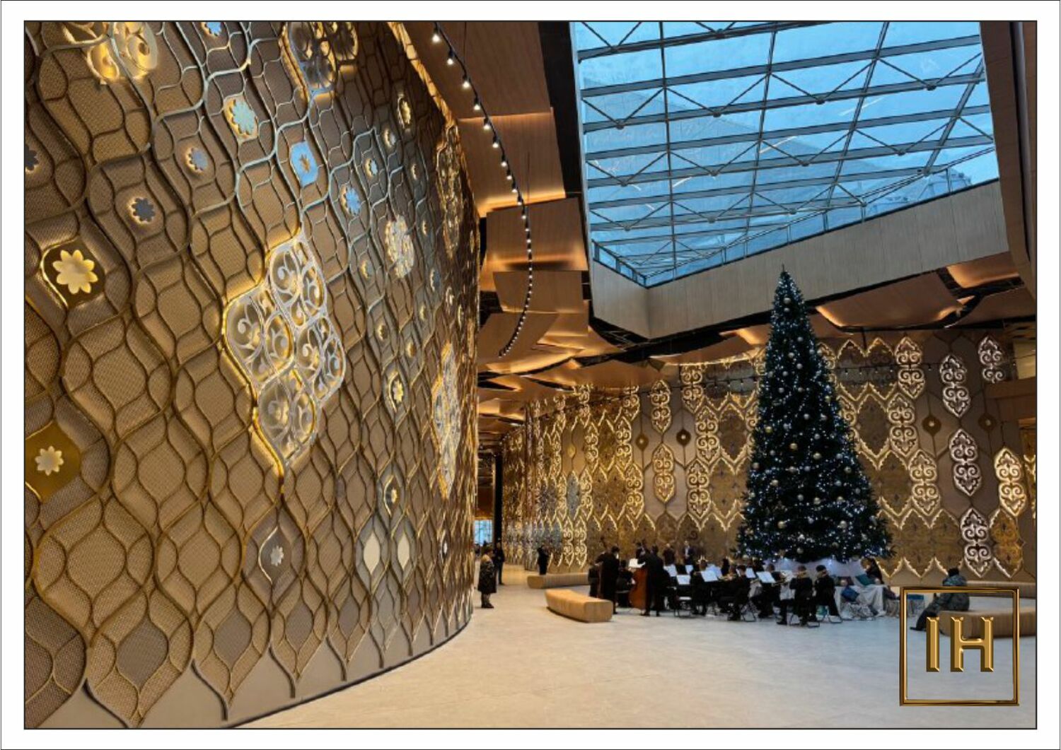 Отражения на поверхности панно Отражение интерьерного освещения и элементов зала на зеркальной поверхности панно с покрытием нитрид титана.