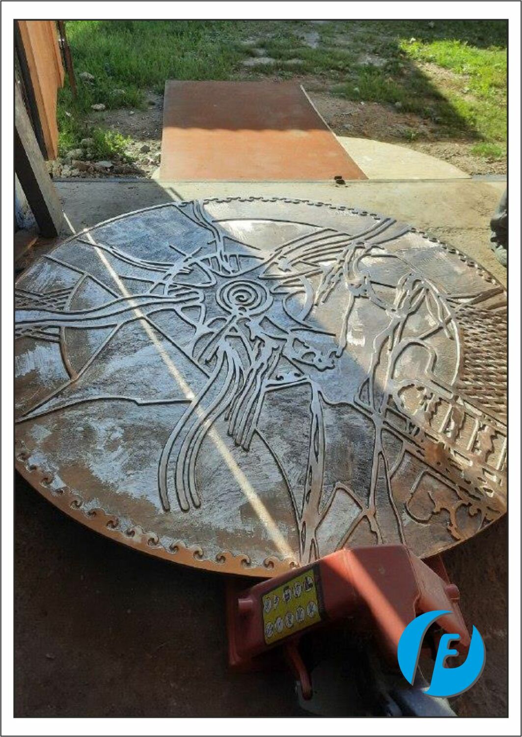 Изделие перед финишной отделкой Готовое бронзовое изделие «Нулевой километр» перед пескоструйной обработкой и патинированием.