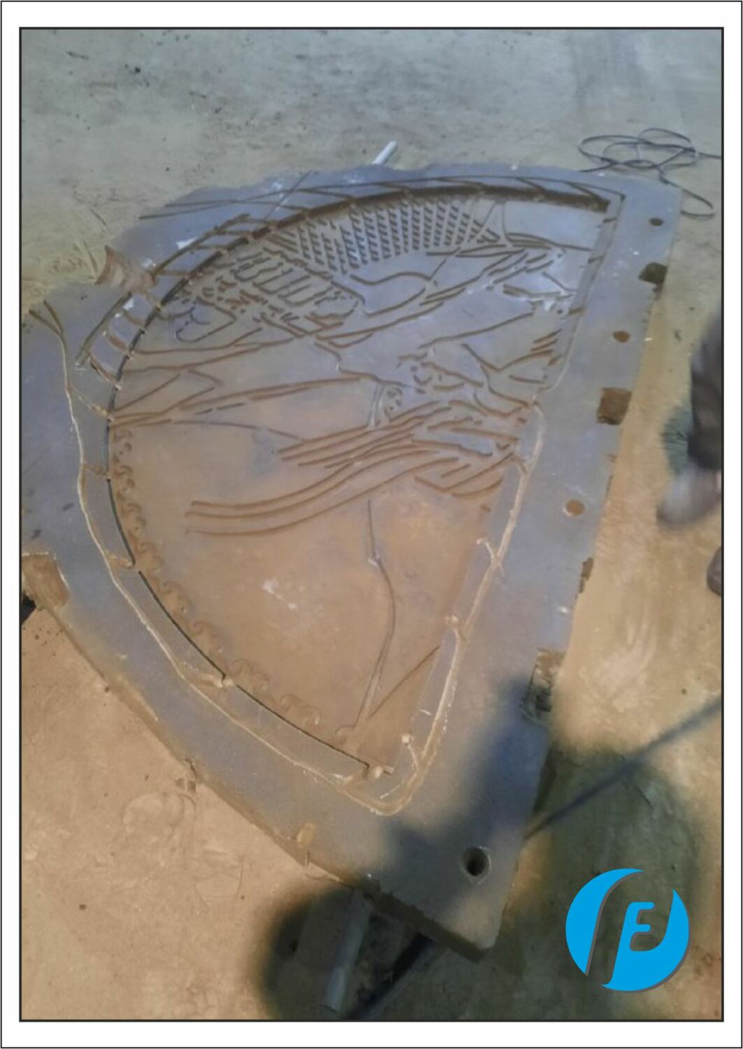 Левая половина литьевой формы Левая половина жесткой ХТС-формы для литья бронзового нулевого километра.