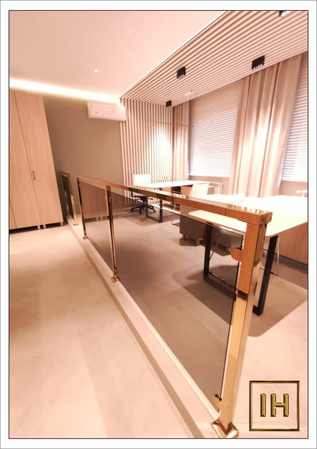 Посетитель у подножия 13-метрового художественного панно с золотым покрытием в театре Камала, демонстрация масштаба.