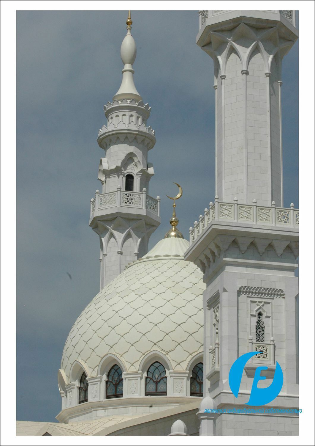 Архитектурная композиция Белой мечети в Булгаре: центральный купол и минареты с решетками из искусственного камня