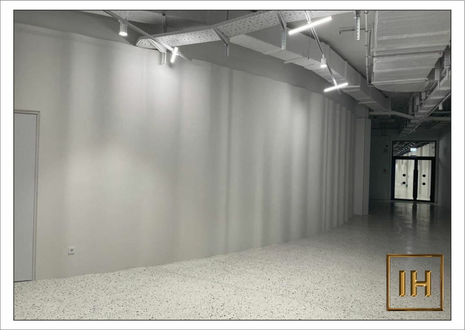 Крупный план гипсовых 3D панелей с рельефом «Волна» для стен, Высшая школа нефти	